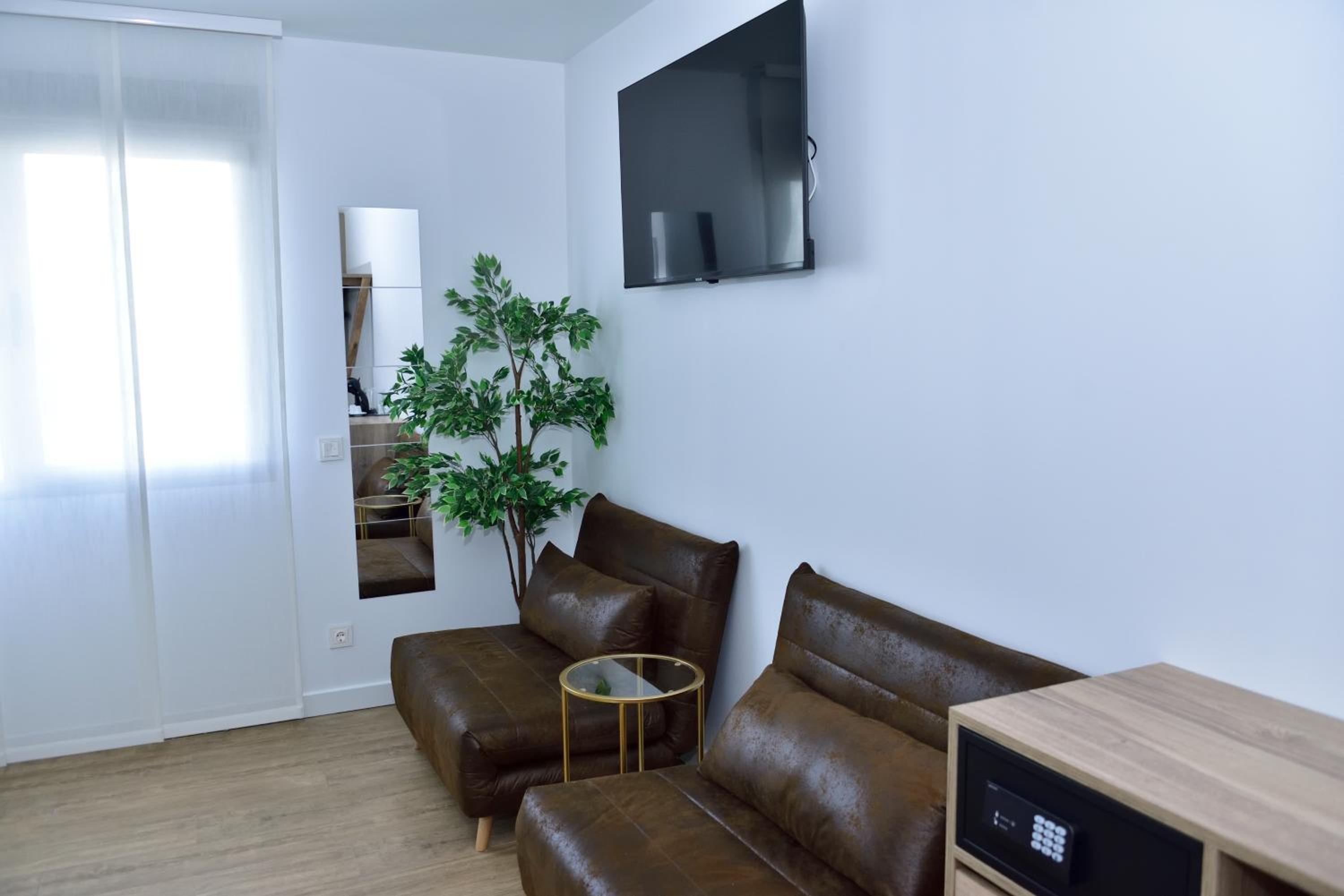 Deluxe Room - Photo 9