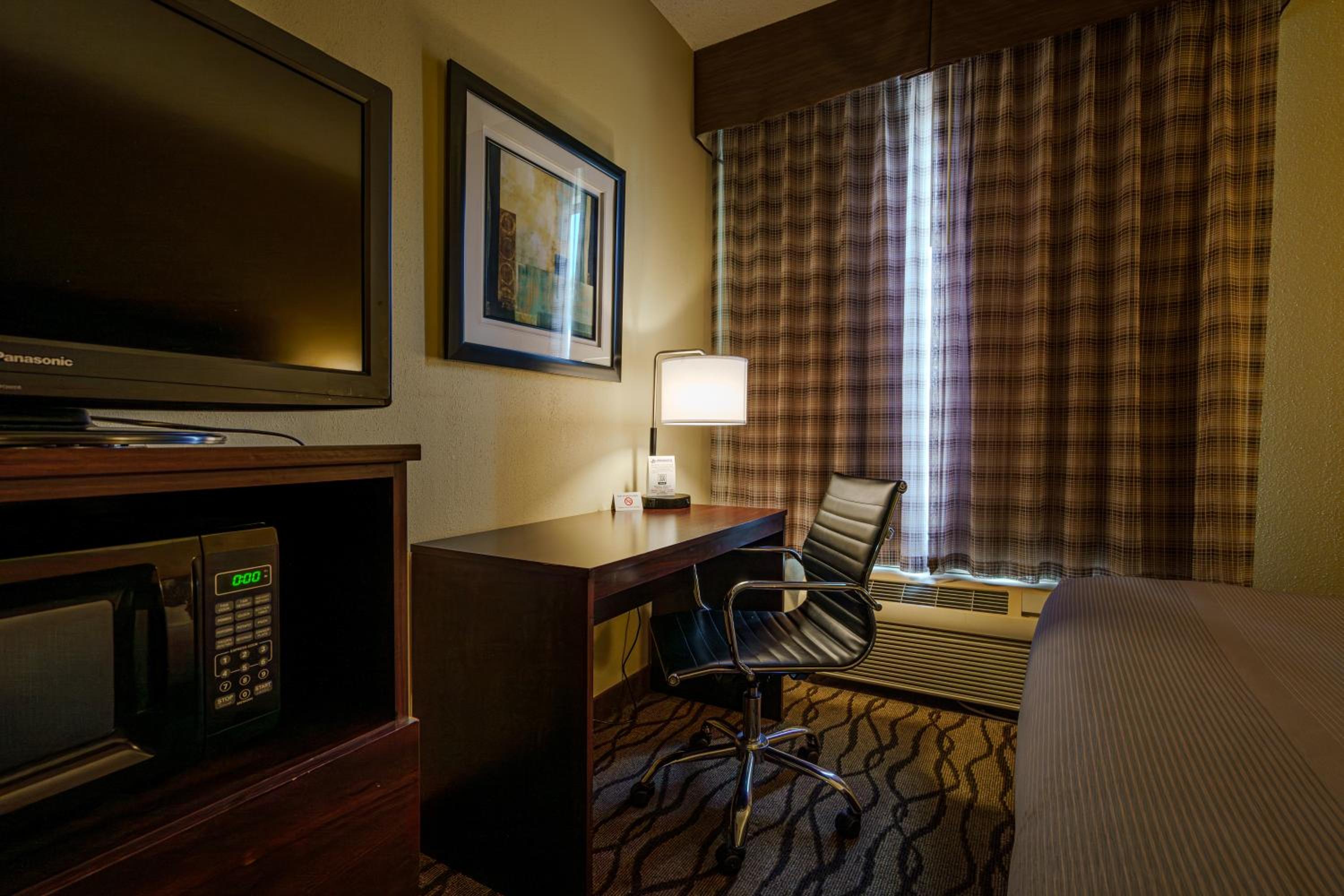 Queen Room with Two Queen Beds - Accessible/Non-Smoking  - Photo 3