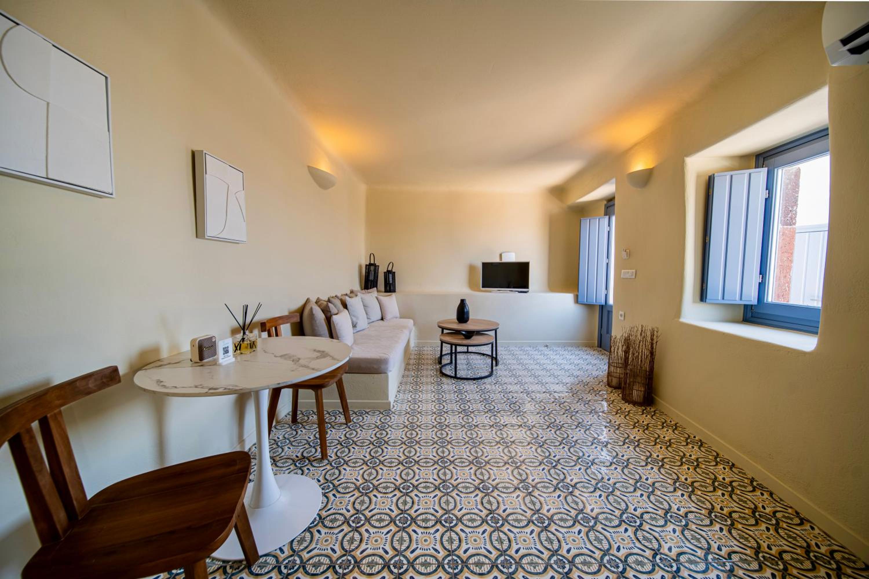 Pearl Suite with Outdoor Private Heated Tub - Photo 6
