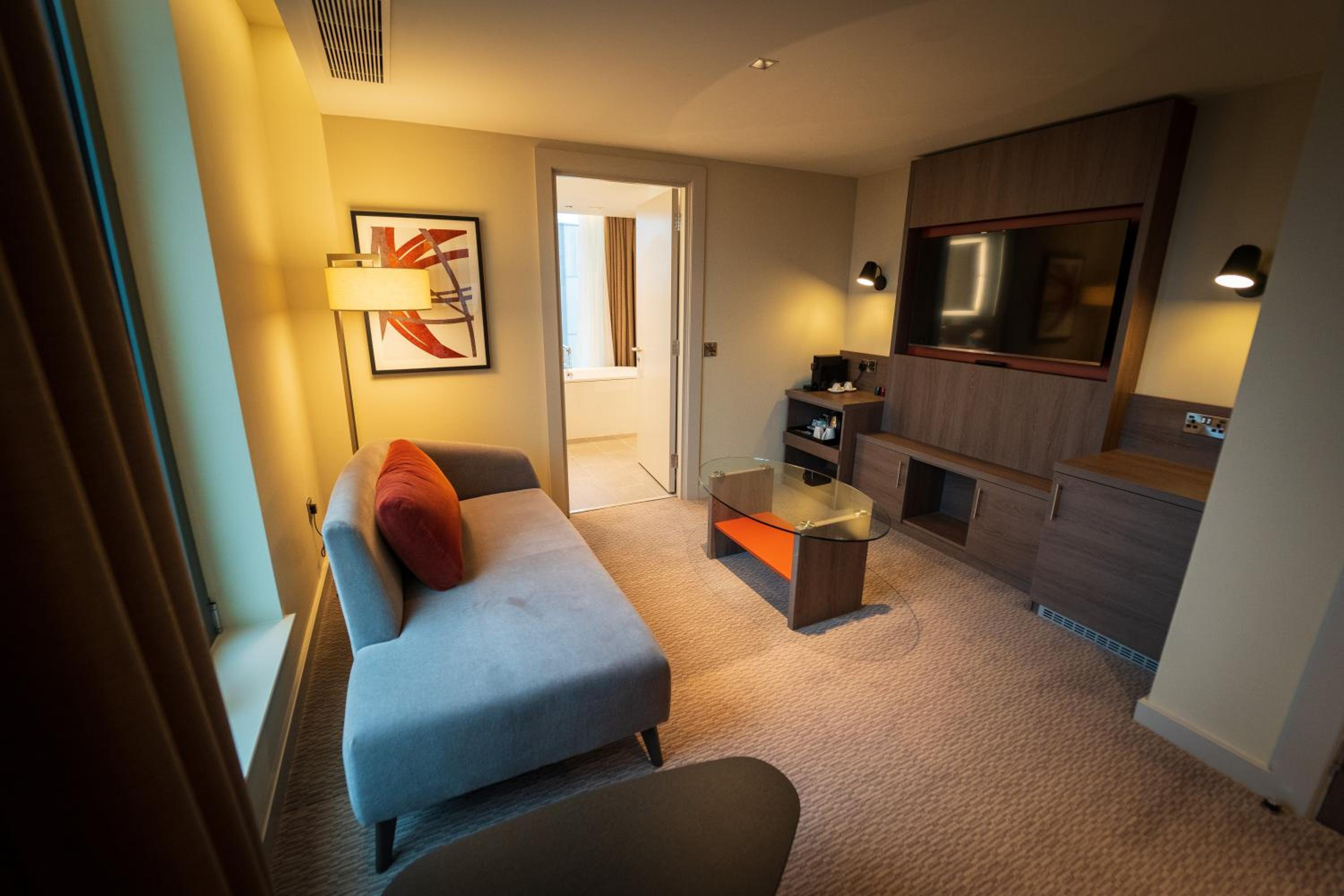 Suite - Photo 1