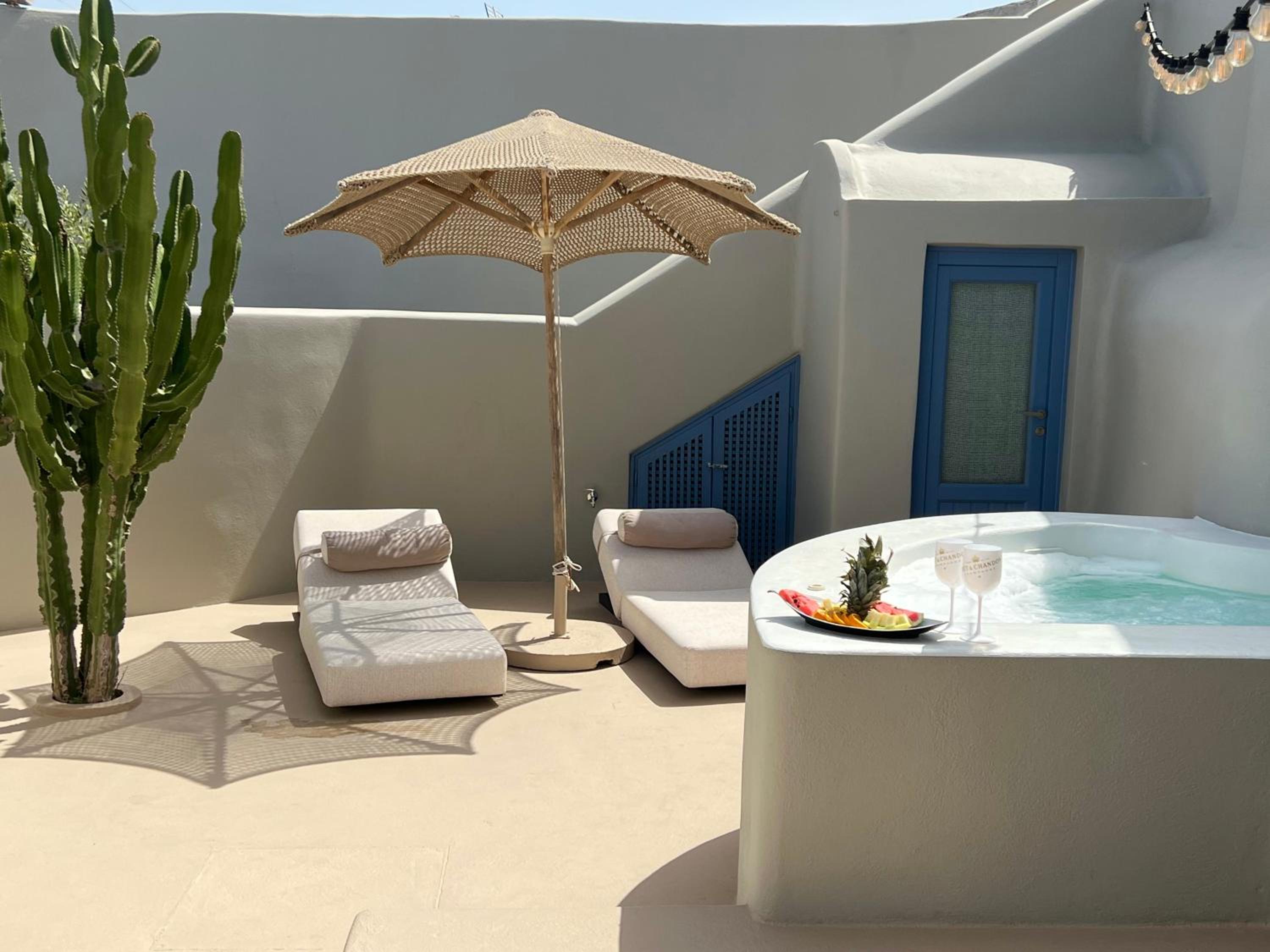 Pearl Suite with Outdoor Private Heated Tub - Photo 2