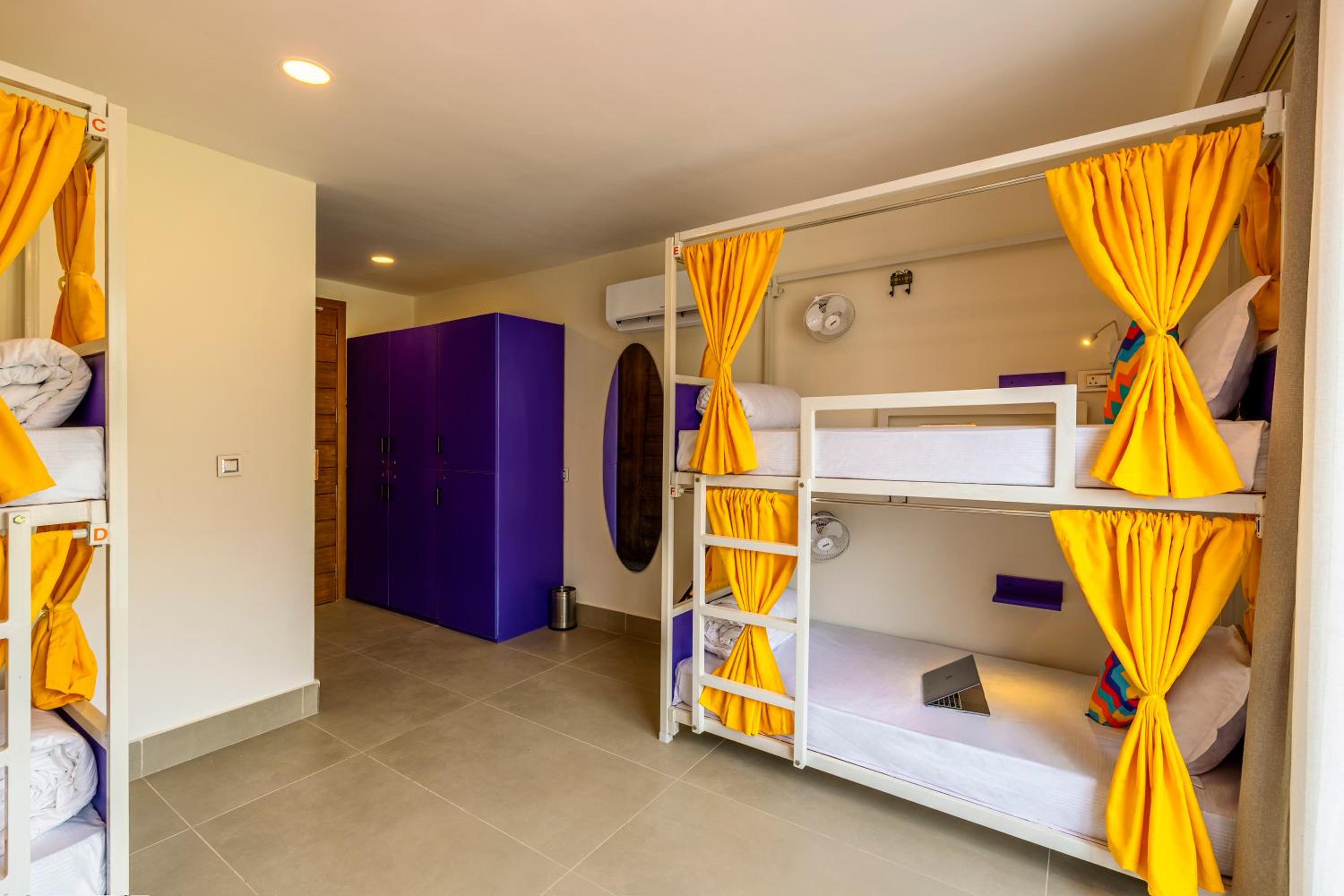 Bed in 6 Bed Mixed Dormitory Room with Ensuite Bathroom photo 1