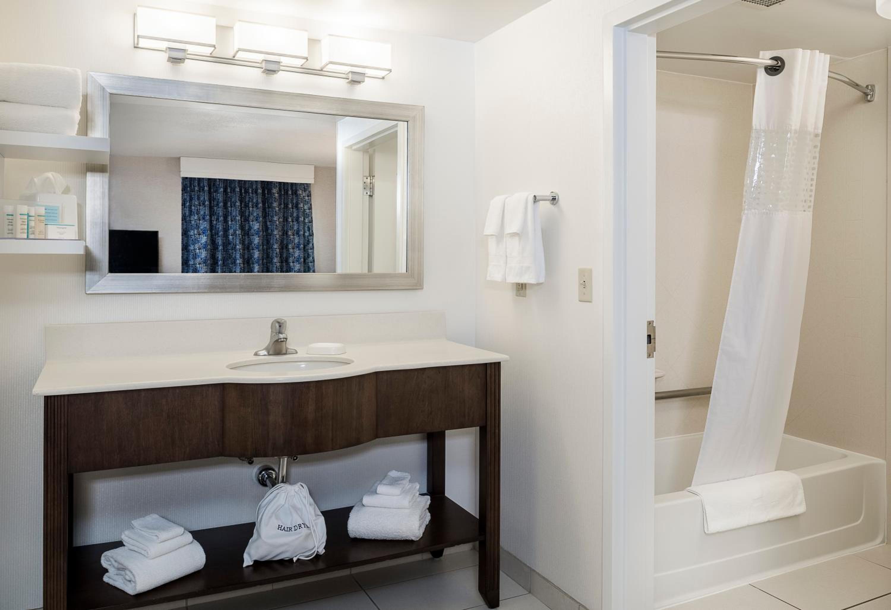 Queen Room with Two Queen Beds - Disability Access/Non-Smoking - Photo 5