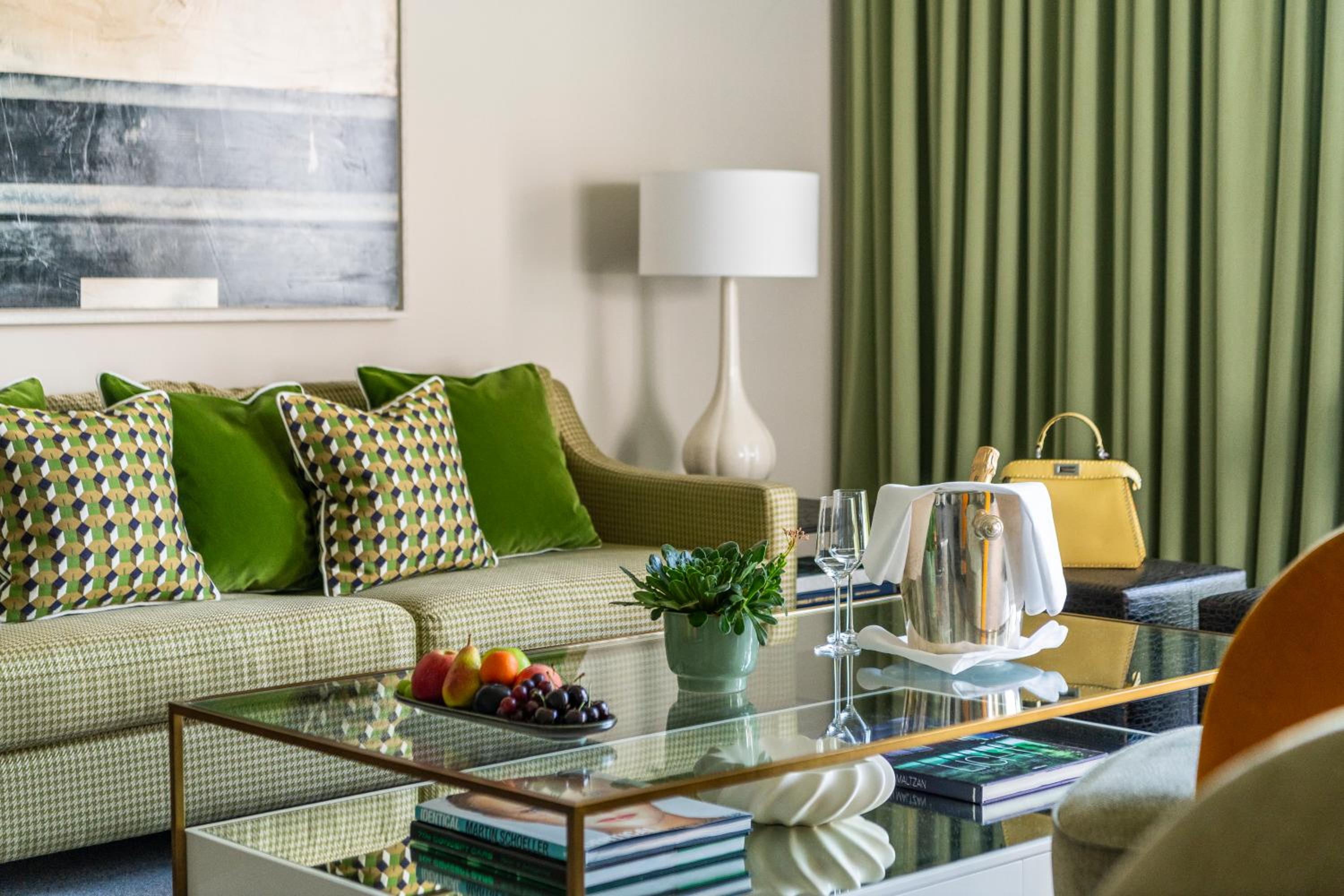 Suite with City View thumbnail 5