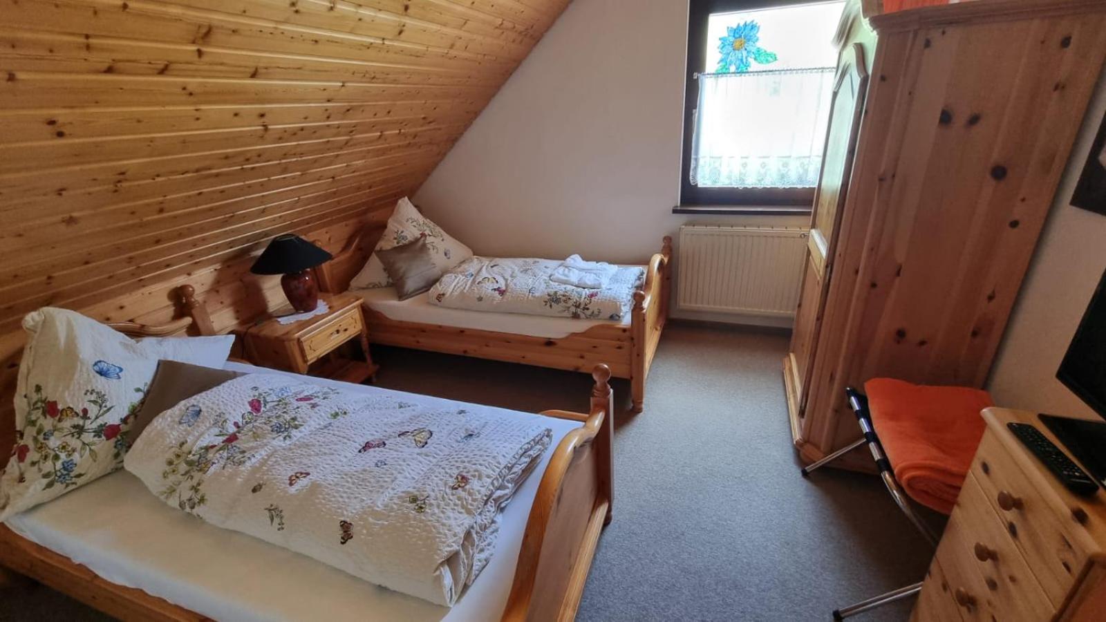 Six-Bedroom House photo 3