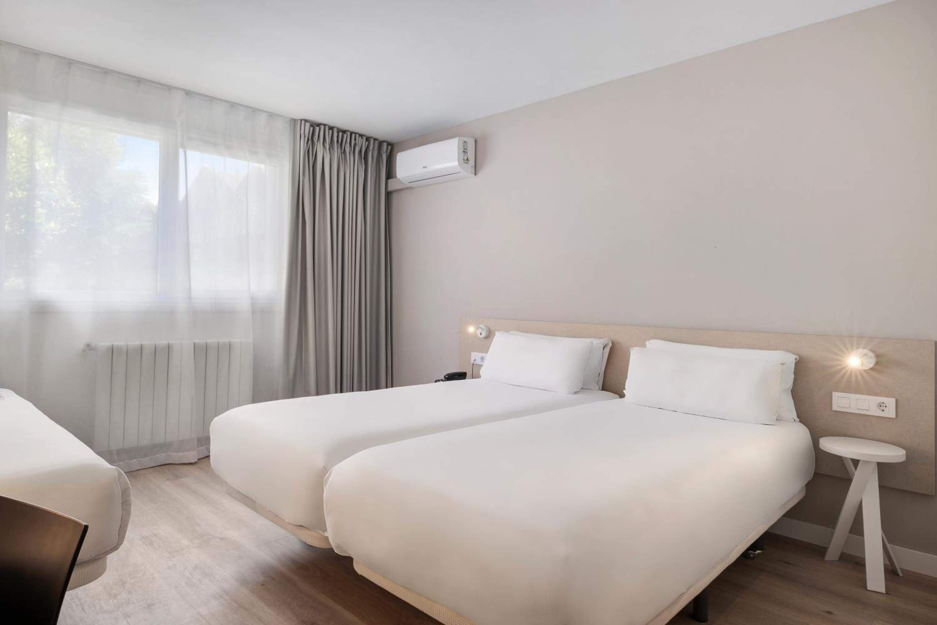 Twin Room - Photo 1