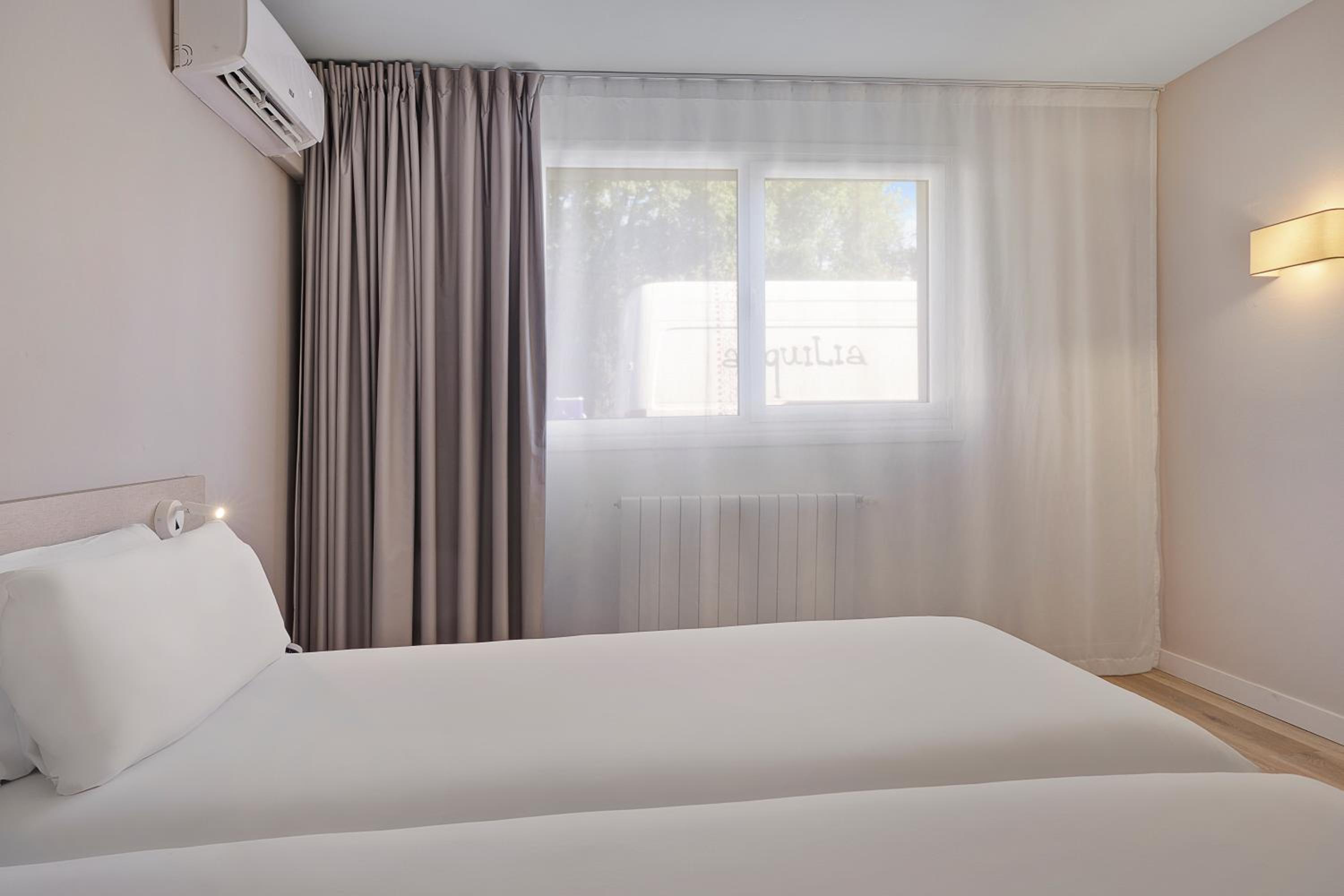 Twin Room - Photo 2