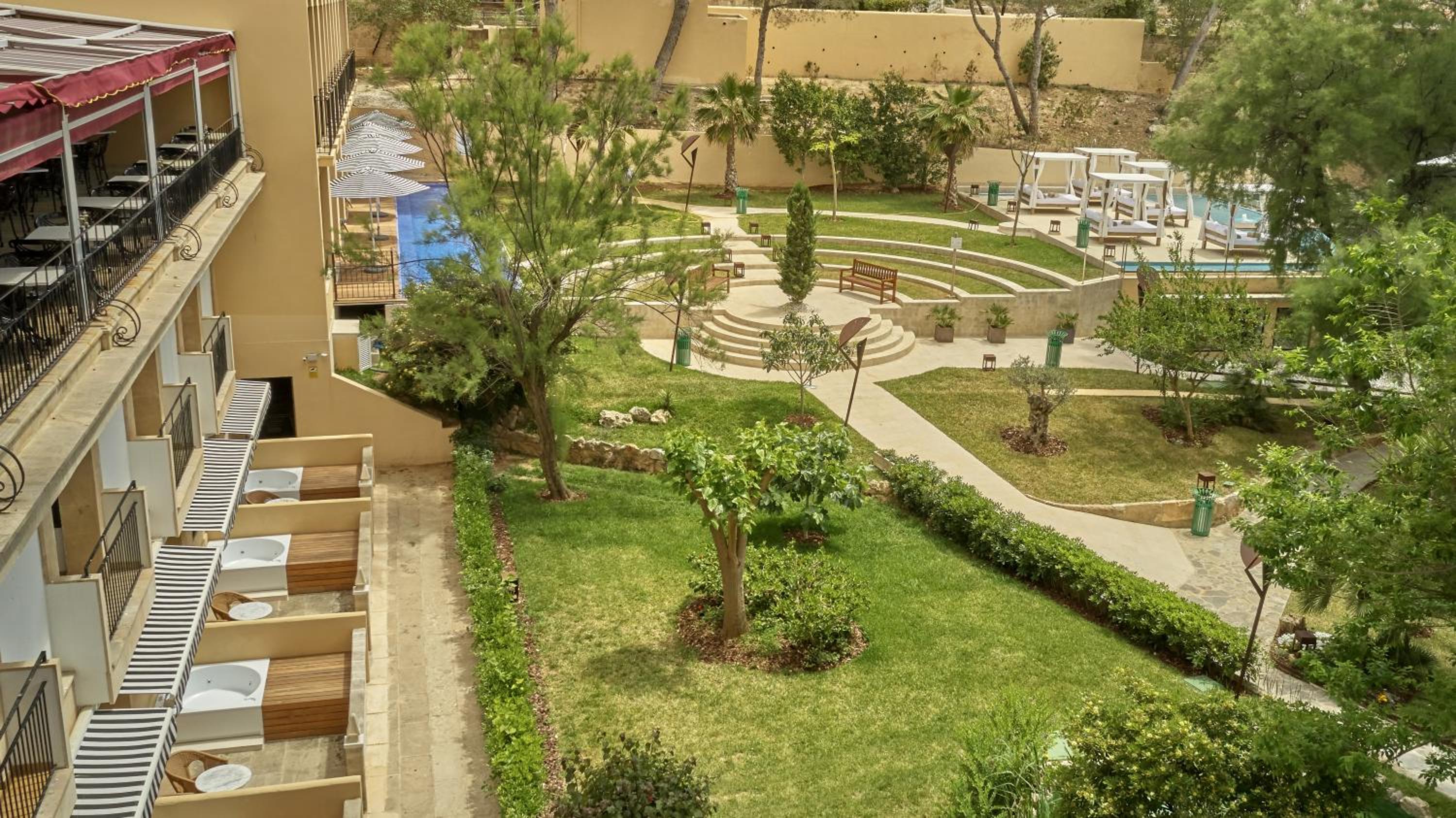 Double Deluxe Garden View with terrace & hot tub