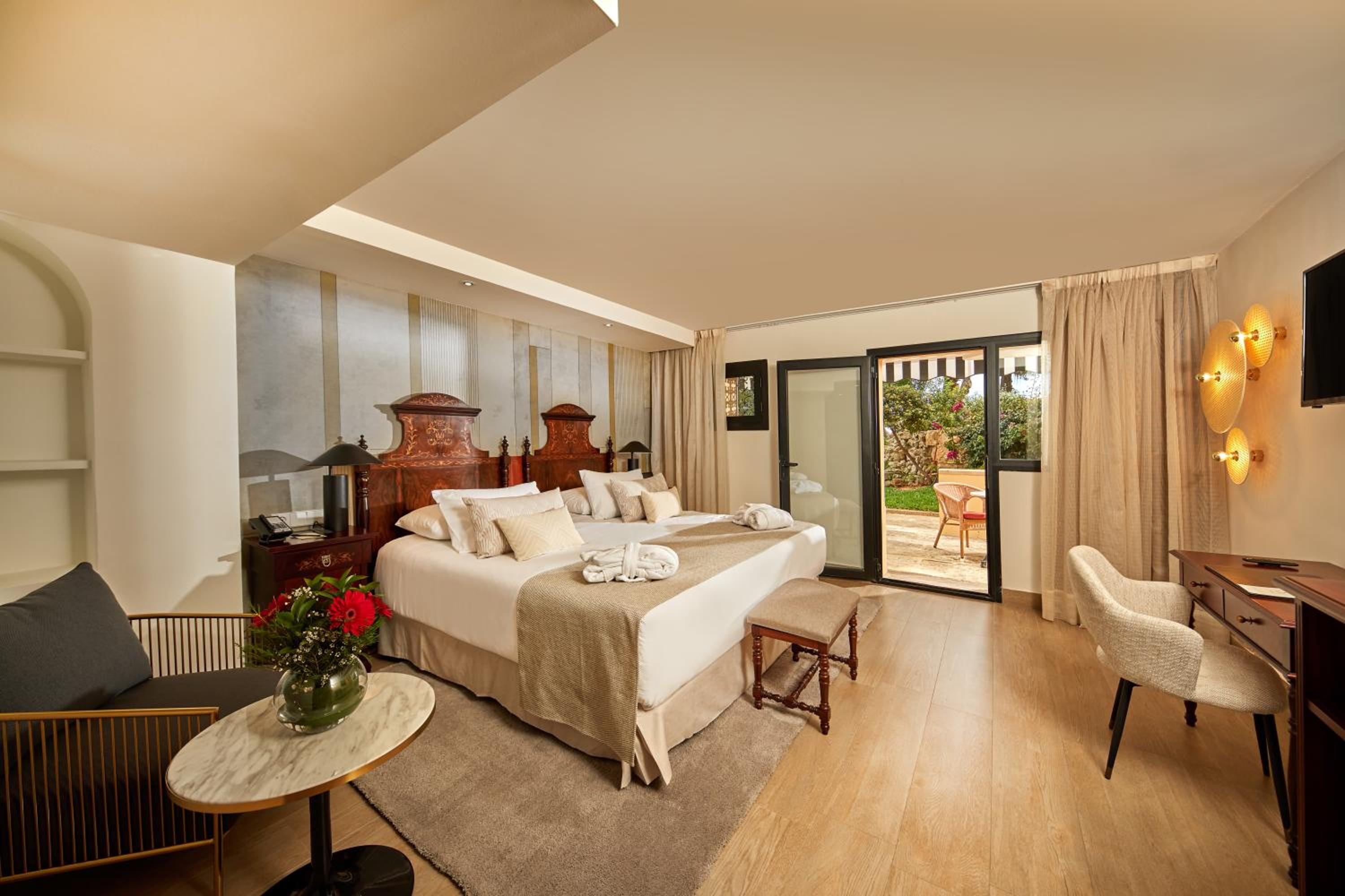 Double Deluxe Garden View with terrace & hot tub