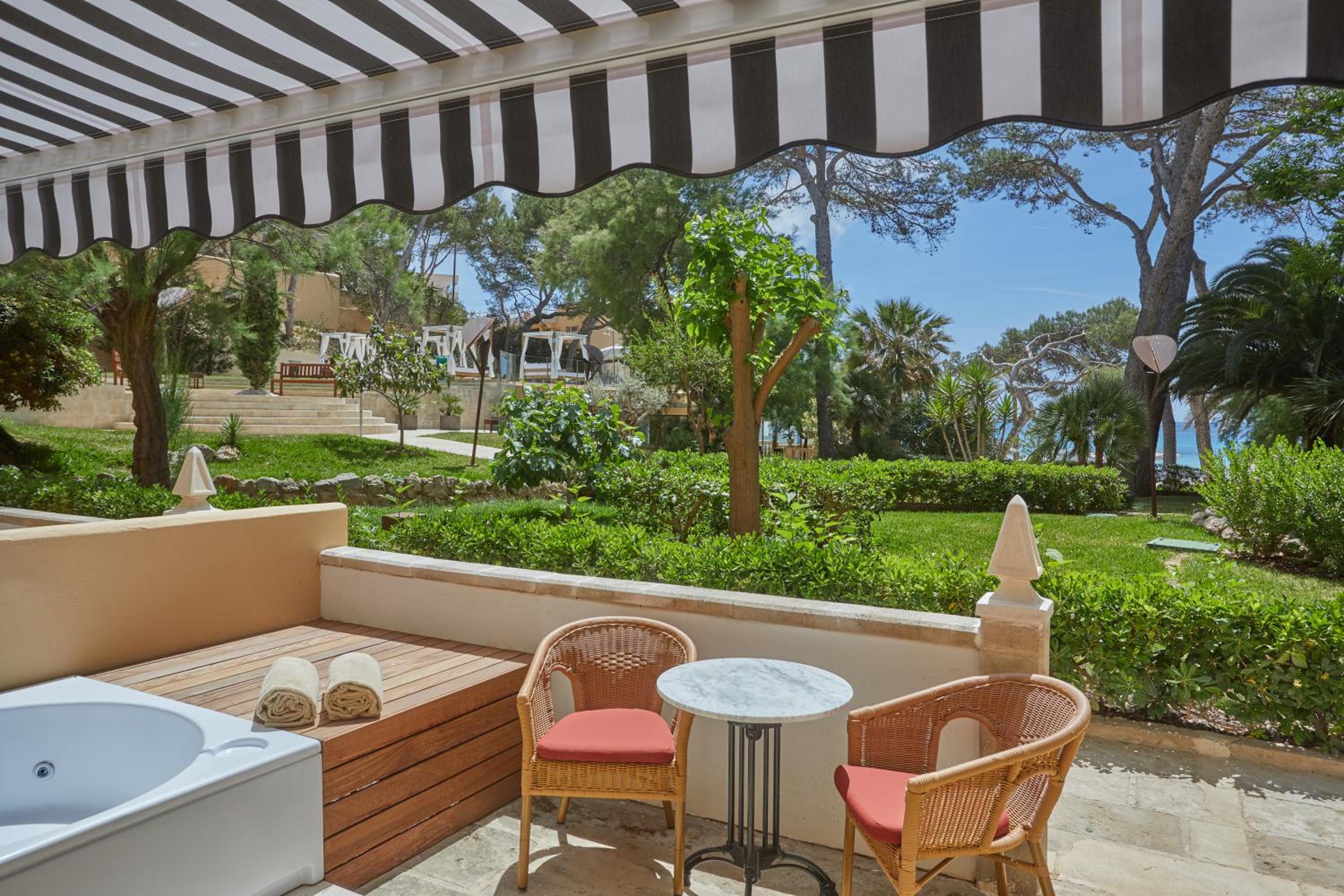 Double Deluxe Garden View with terrace & hot tub