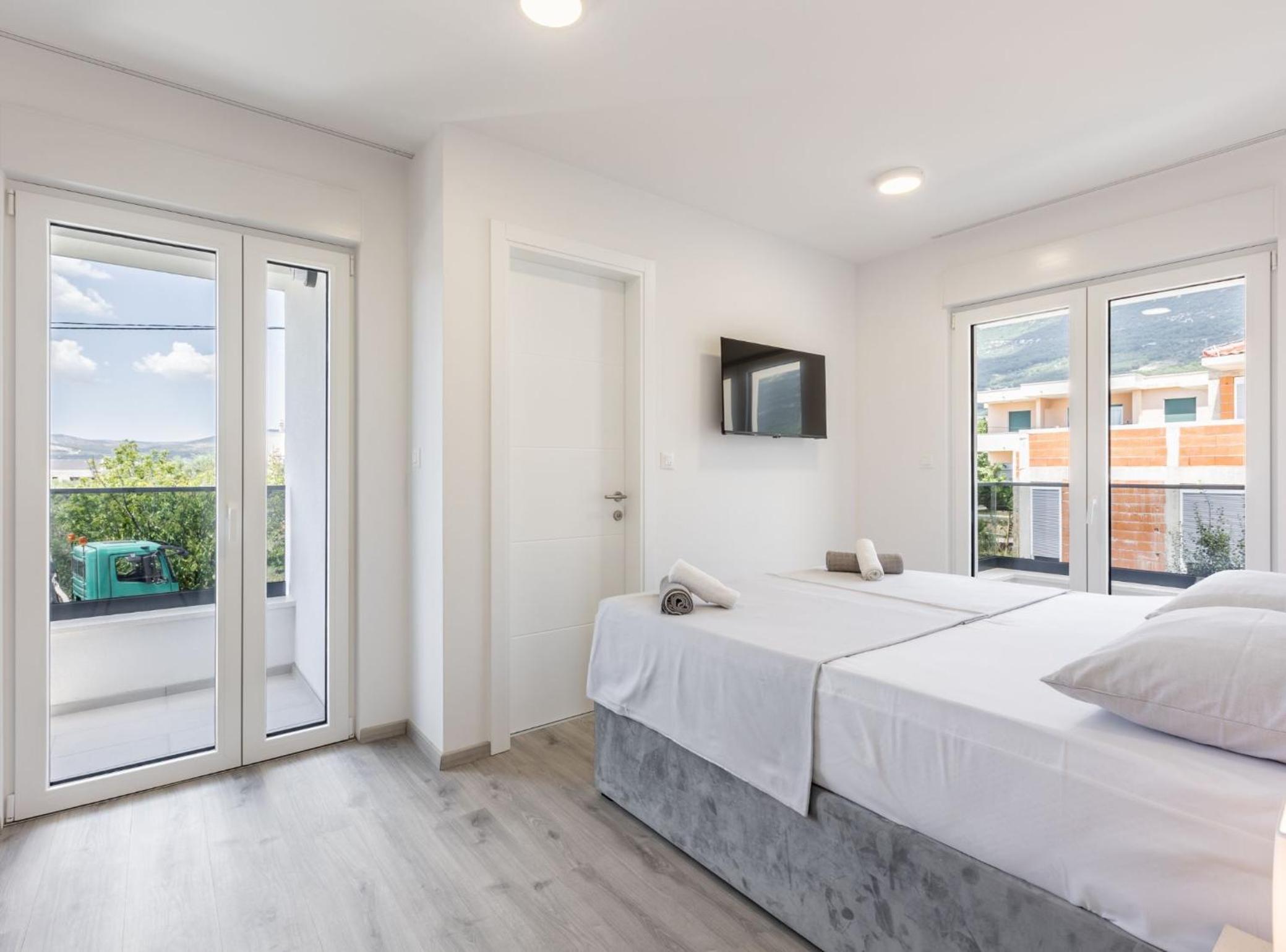 Five Bedroom photo 1