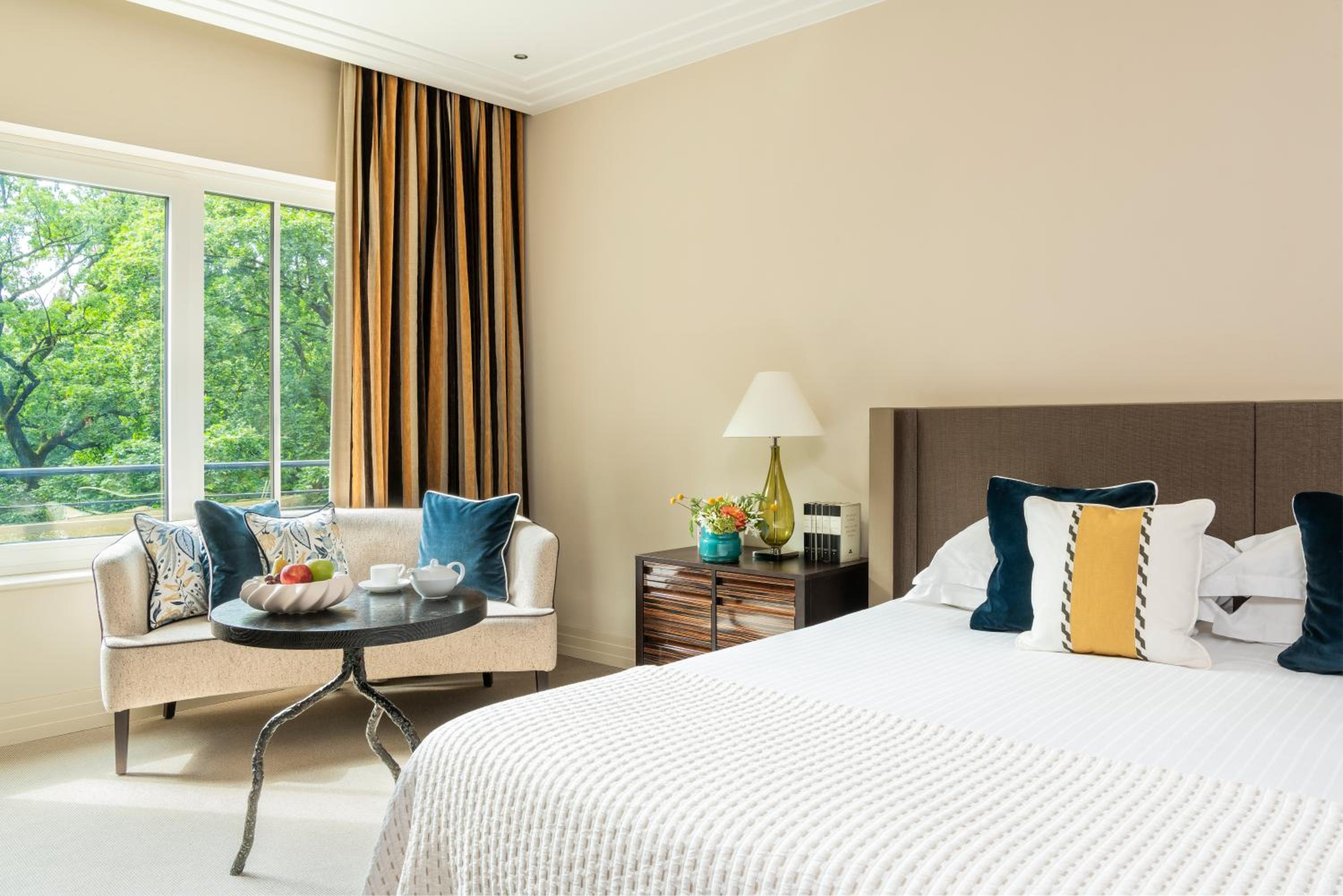 Deluxe King Room thumbnail 5