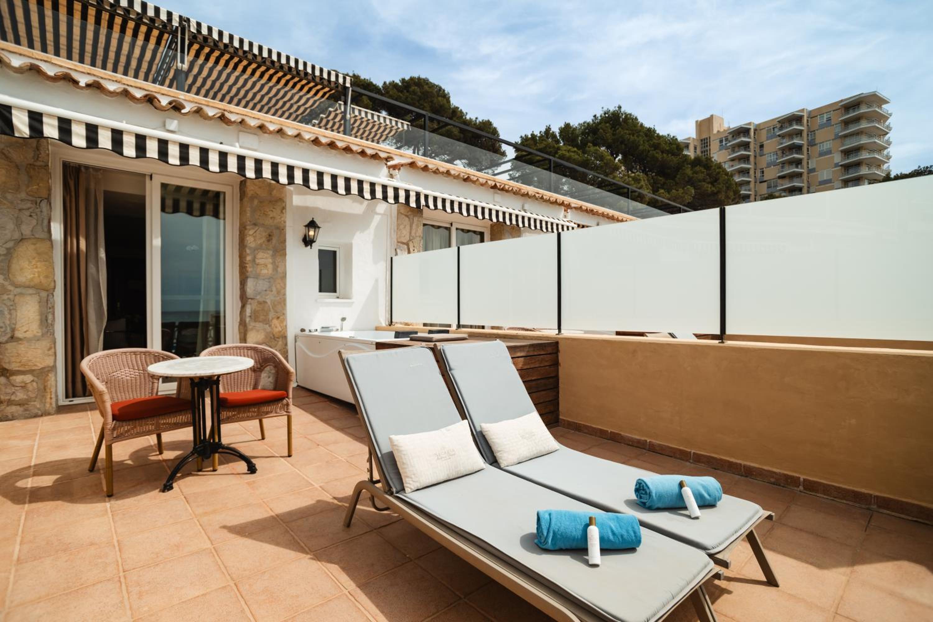 Suite Junior Club Preferido con vistas frontales al mar, terraza y jacuzzi. Suite Junior Club Preferido con vistas frontales al mar, terraza y jacuzzi.