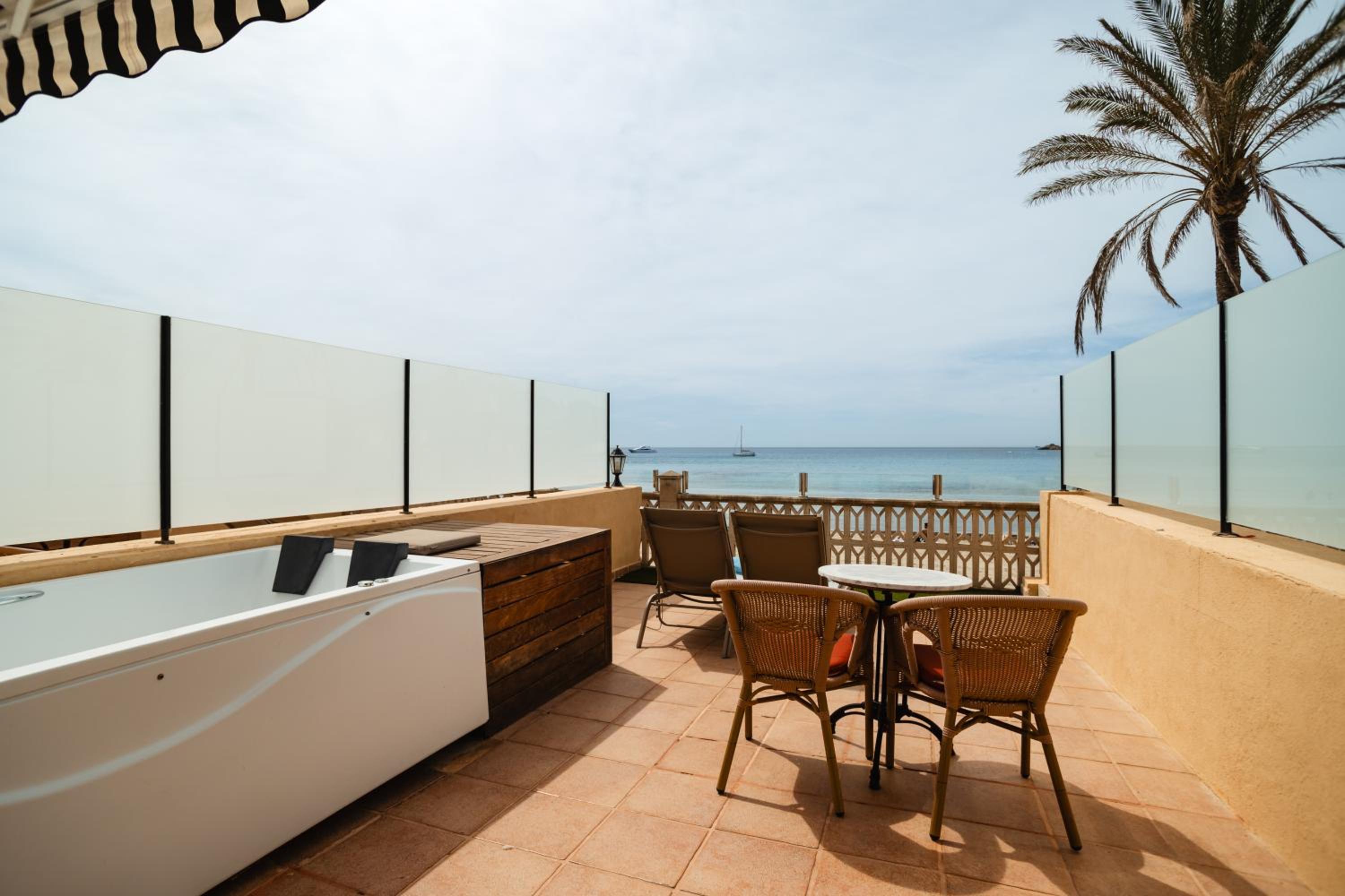 Preferred Club Junior Suite Frontal Sea View with terrace & hot tub thumbnail 5