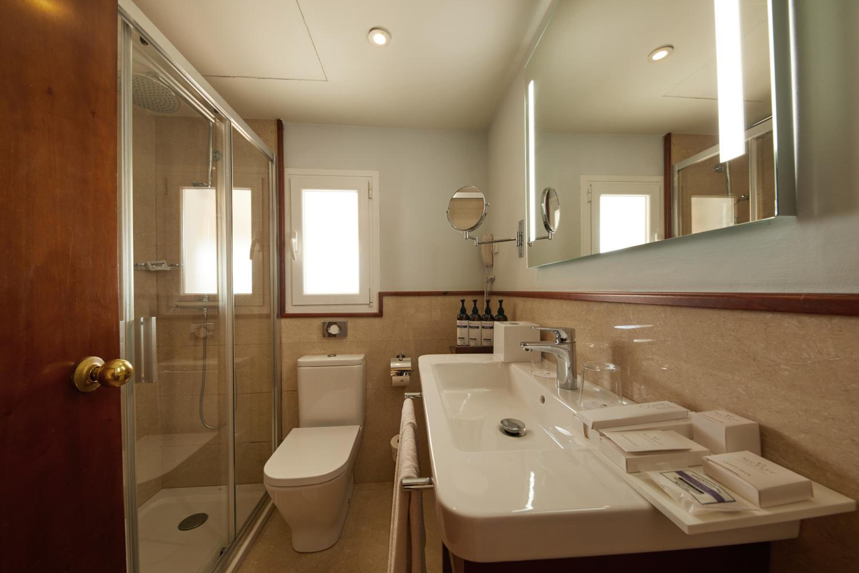 Suite Junior Club Preferido con vistas frontales al mar, terraza y jacuzzi. Suite Junior Club Preferido con vistas frontales al mar, terraza y jacuzzi.