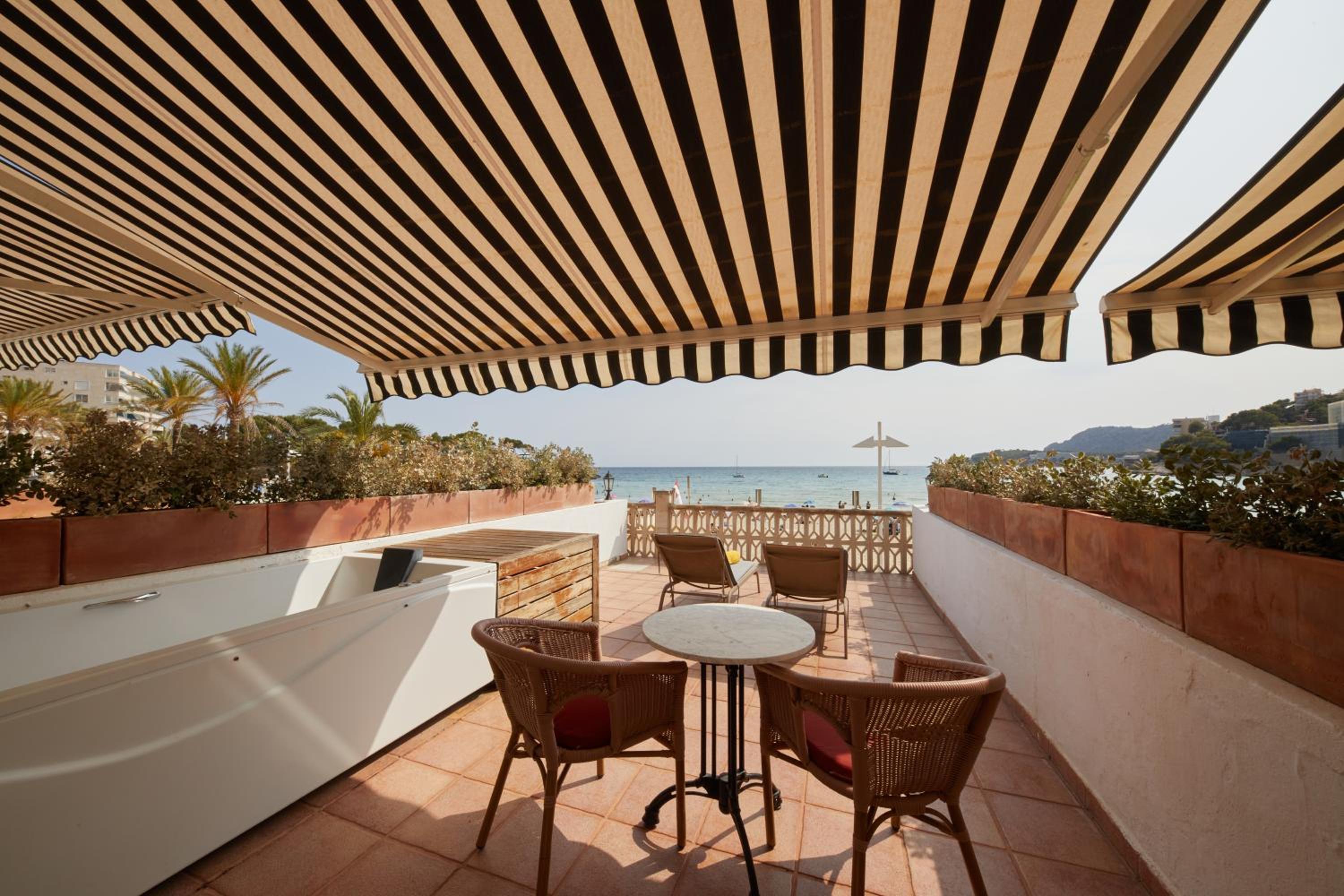 Suite Junior Club Preferido con vistas frontales al mar, terraza y jacuzzi. Suite Junior Club Preferido con vistas frontales al mar, terraza y jacuzzi.