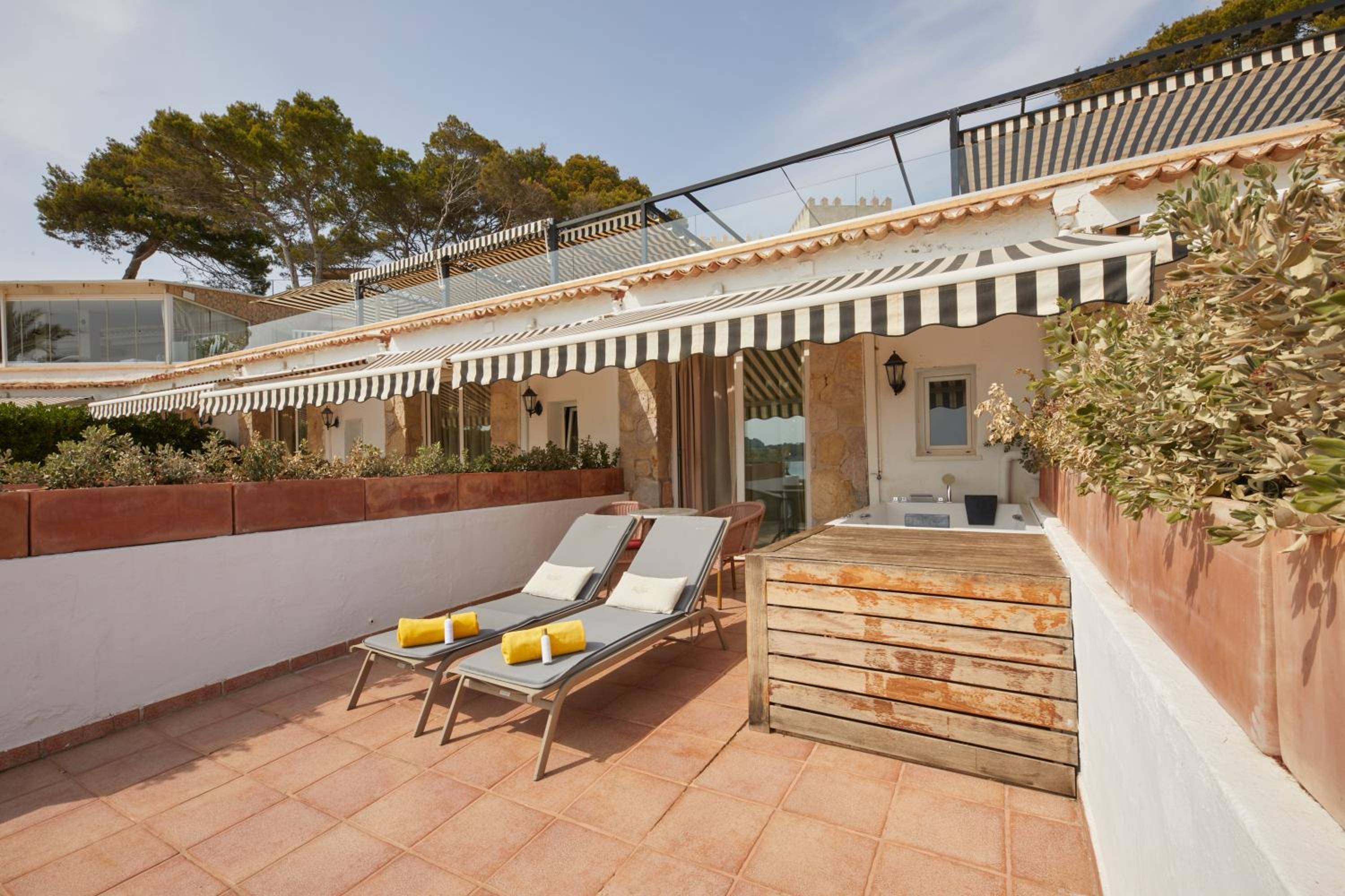 Suite Junior Club Preferido con vistas frontales al mar, terraza y jacuzzi. Suite Junior Club Preferido con vistas frontales al mar, terraza y jacuzzi.