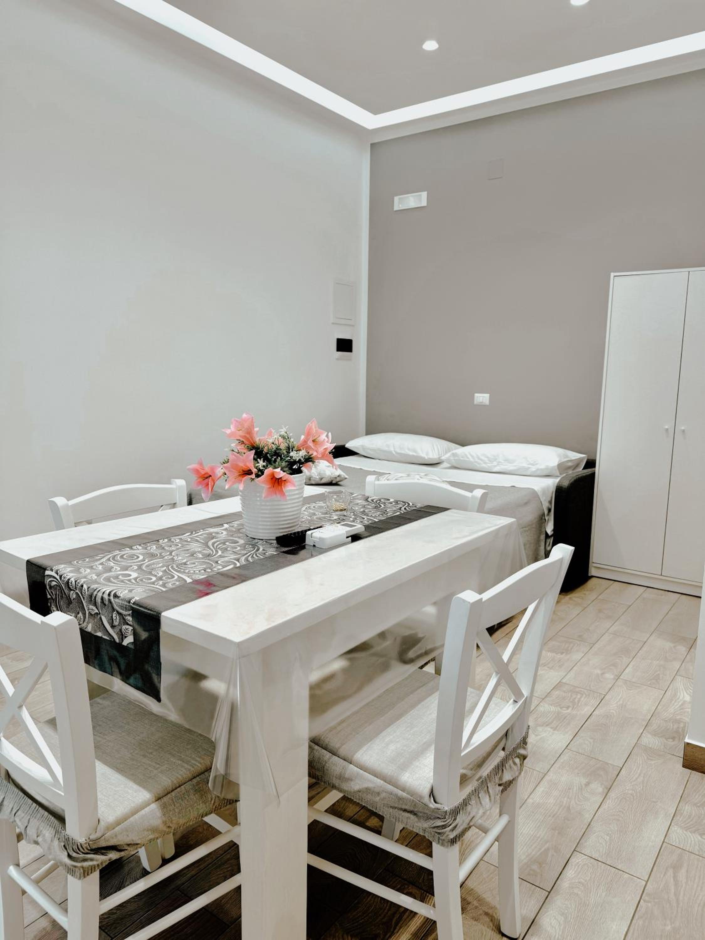 One-Bedroom Apartment photo 1