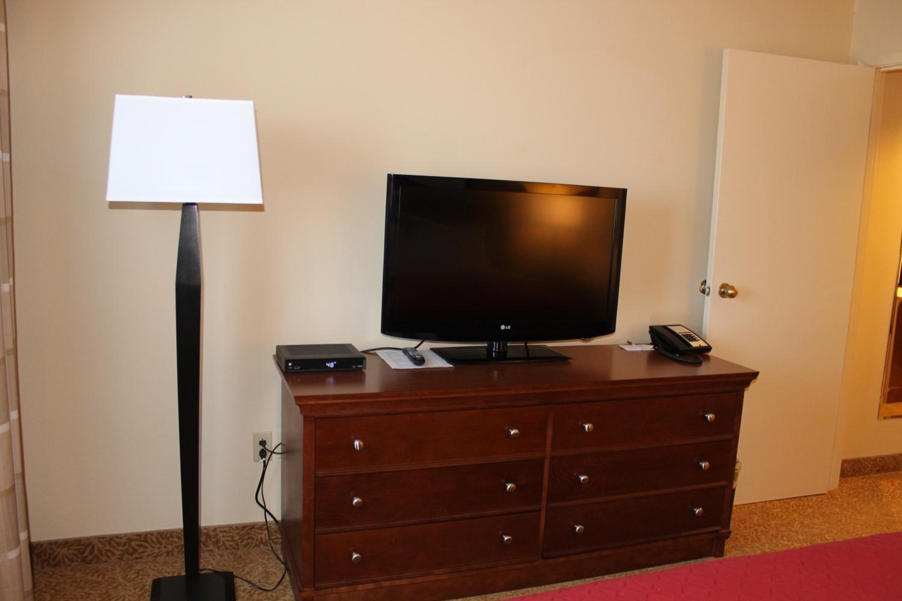 One-Bedroom King Suite - Non-Smoking/Upper Floor - Photo 9