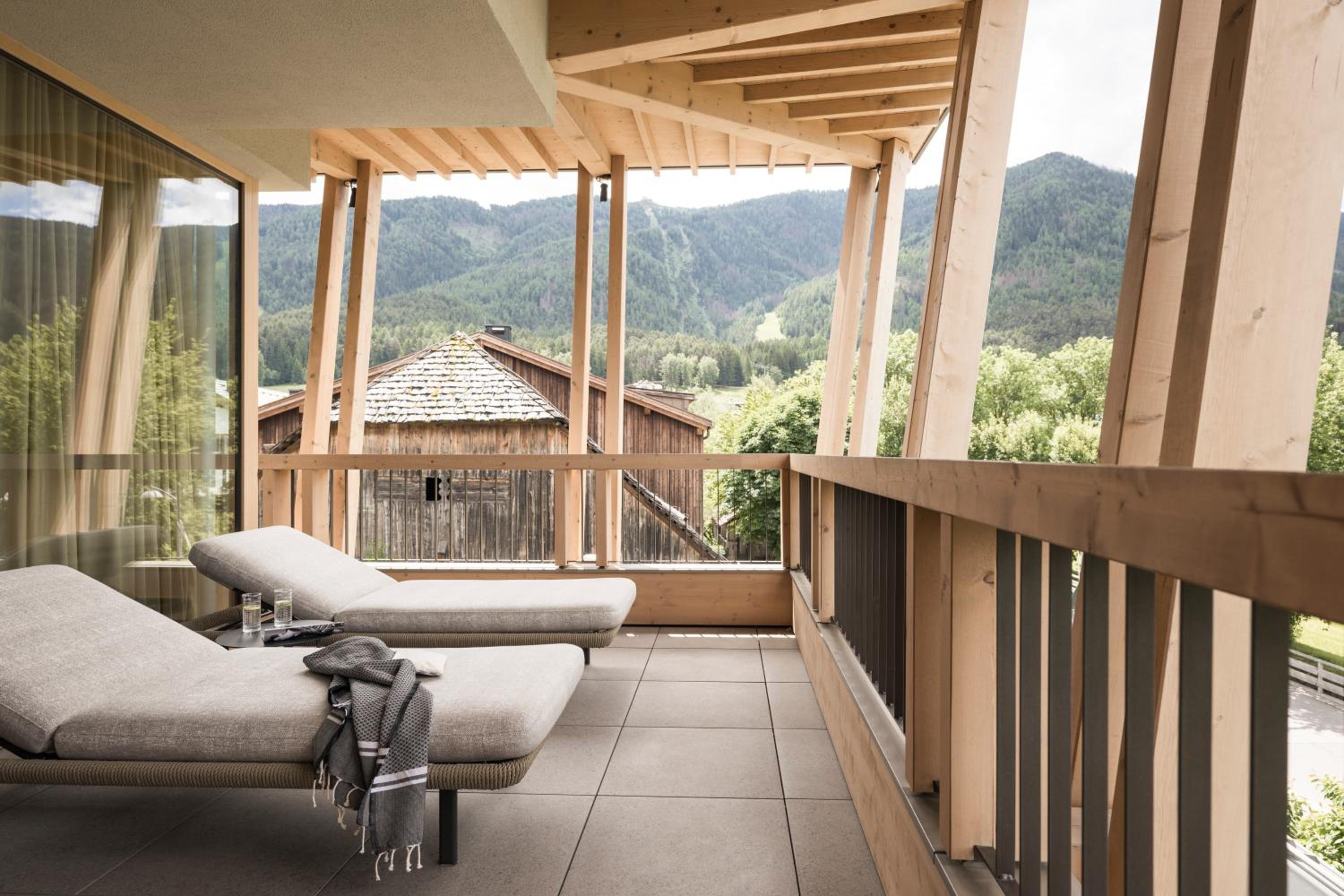 Summit Suite with Finnish Sauna thumbnail 6