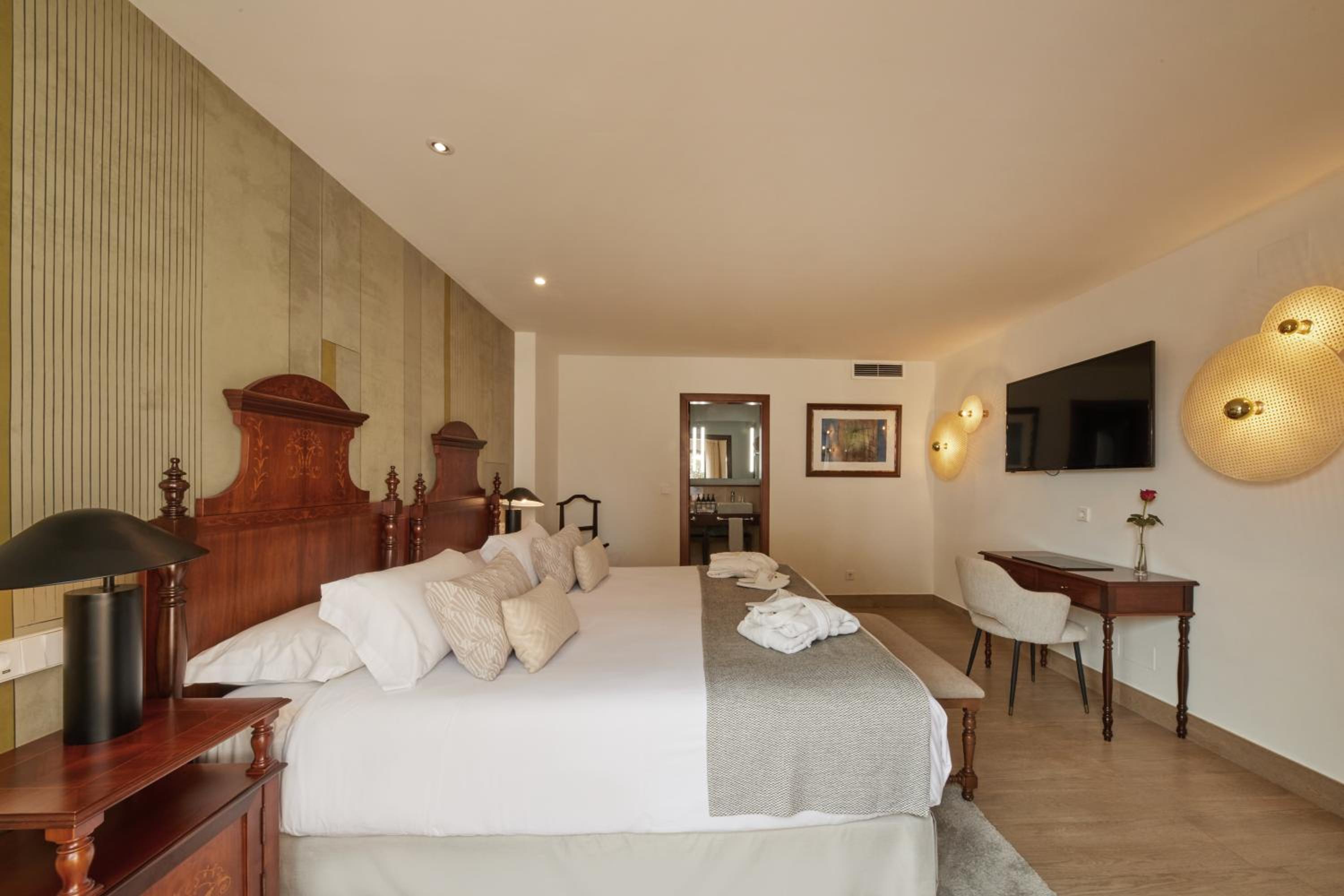 Superior Suite with Sea View thumbnail 5