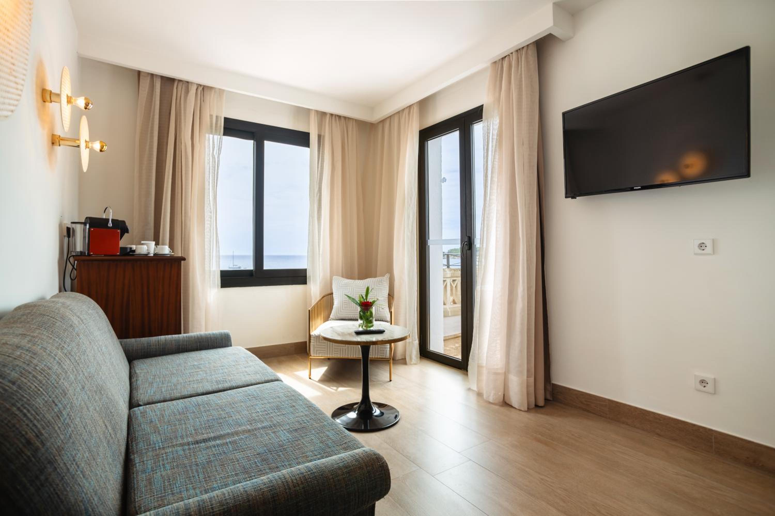 Superior Suite with Sea View thumbnail 6