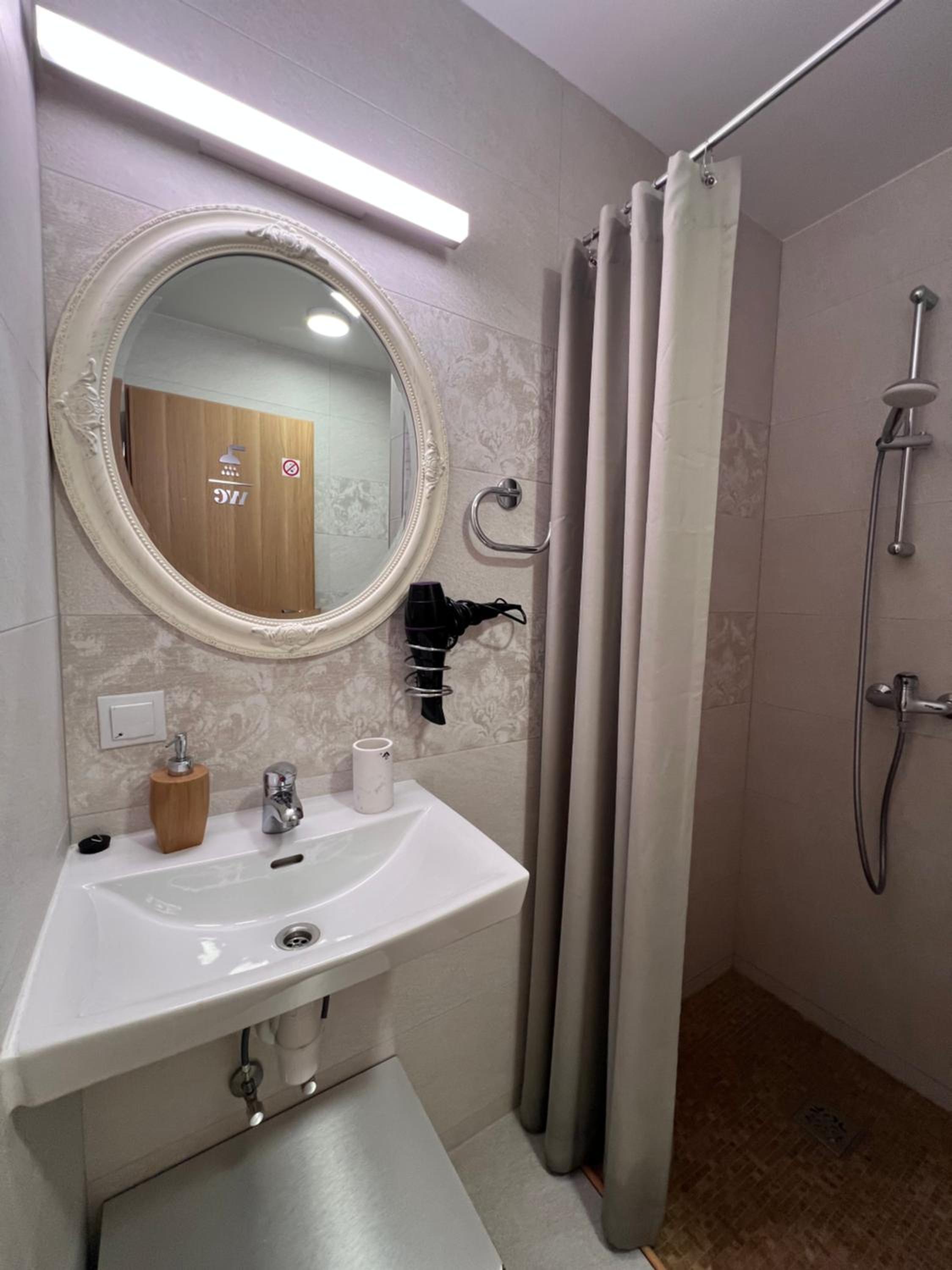Double Room with Shared Bathroom photo 3