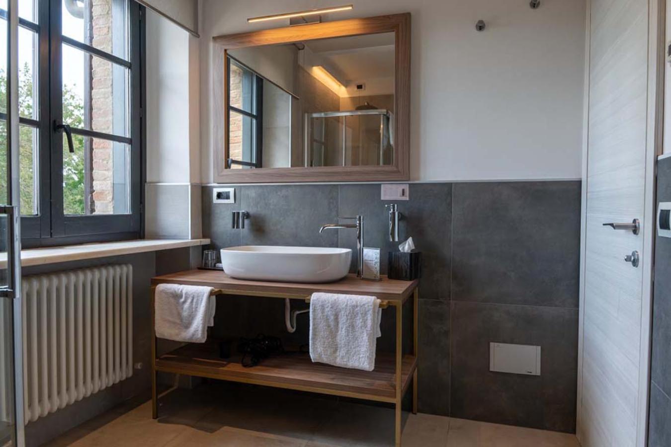 Deluxe King Room - Photo 8