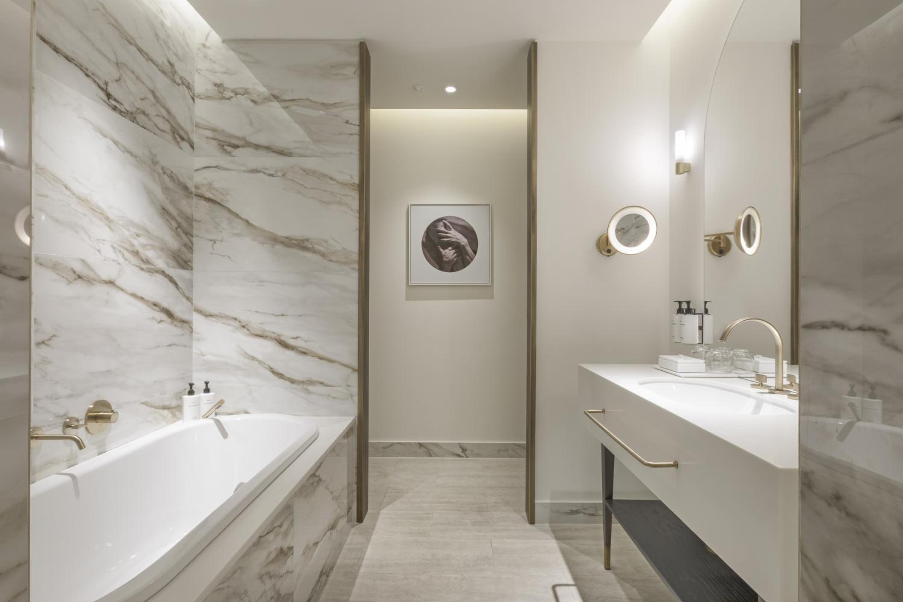 One-Bedroom Suite with Street View