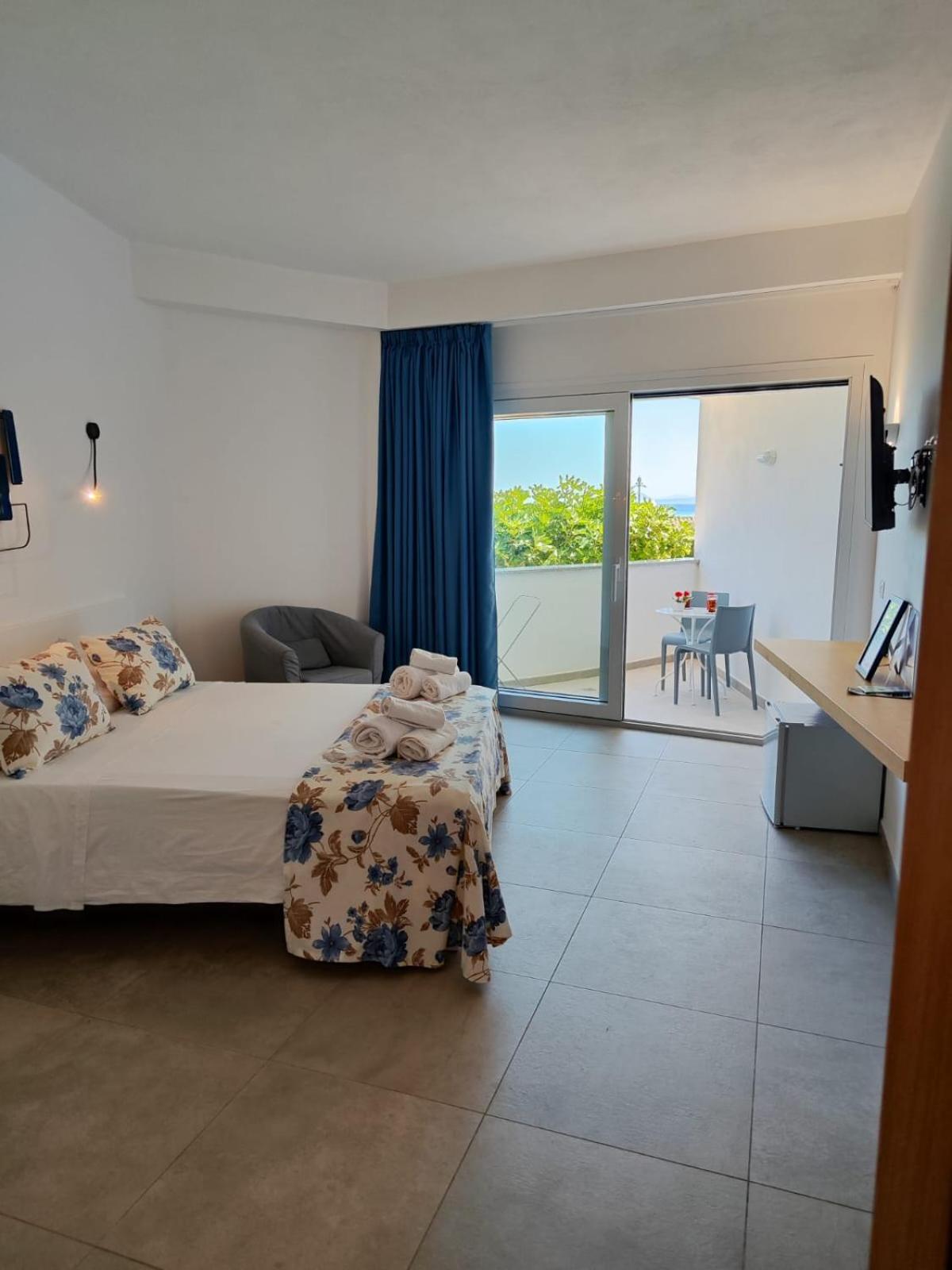 Double Room with Balcony and Sea View photo 1