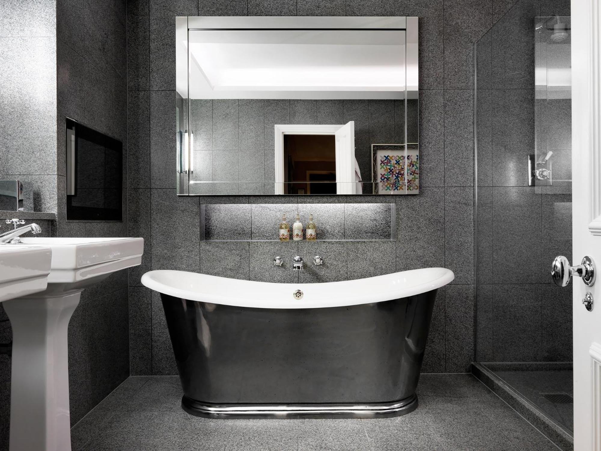 Deluxe Junior Suite photo 2