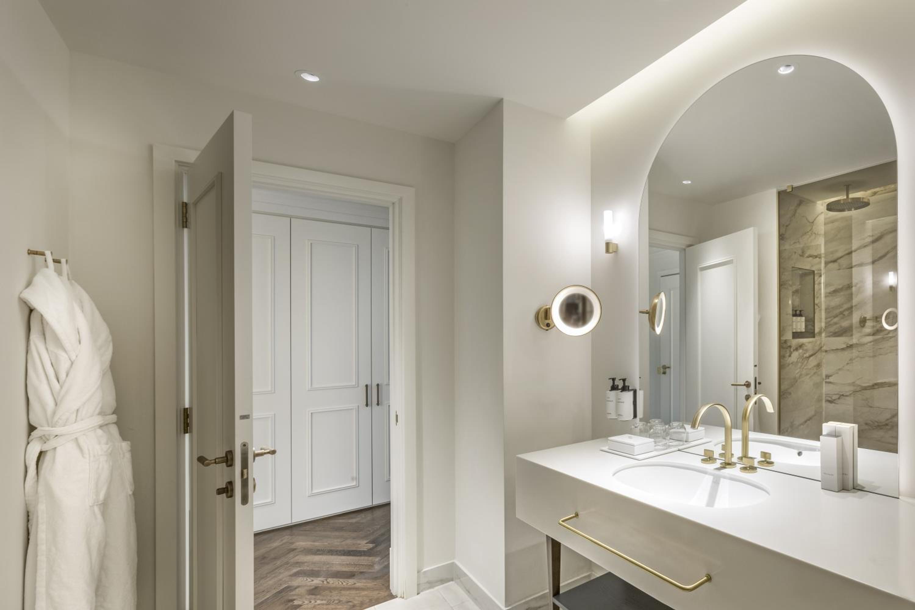 One-Bedroom Suite with Balcony - City Side