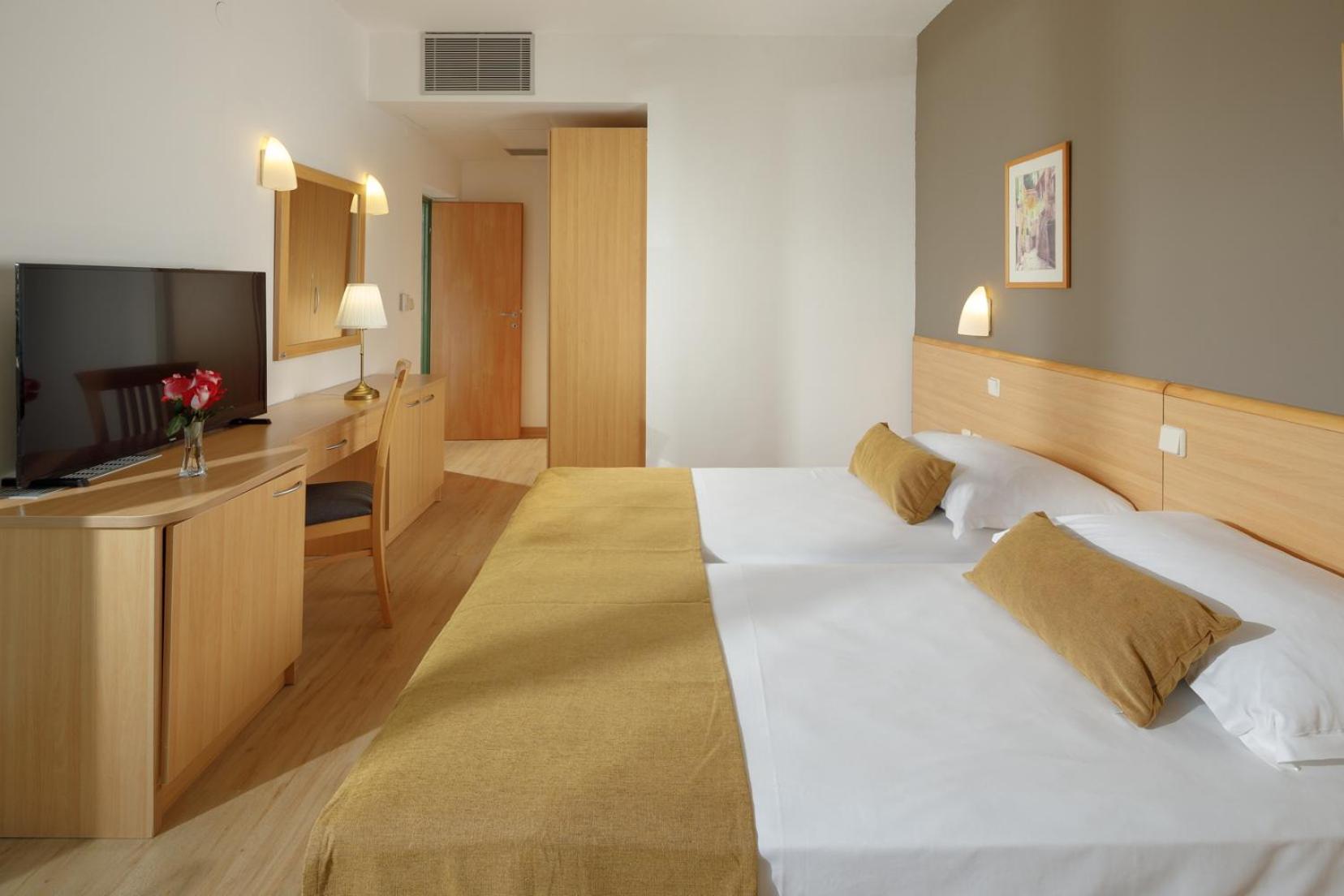 Suite with Balcony - Park Side - Photo 1