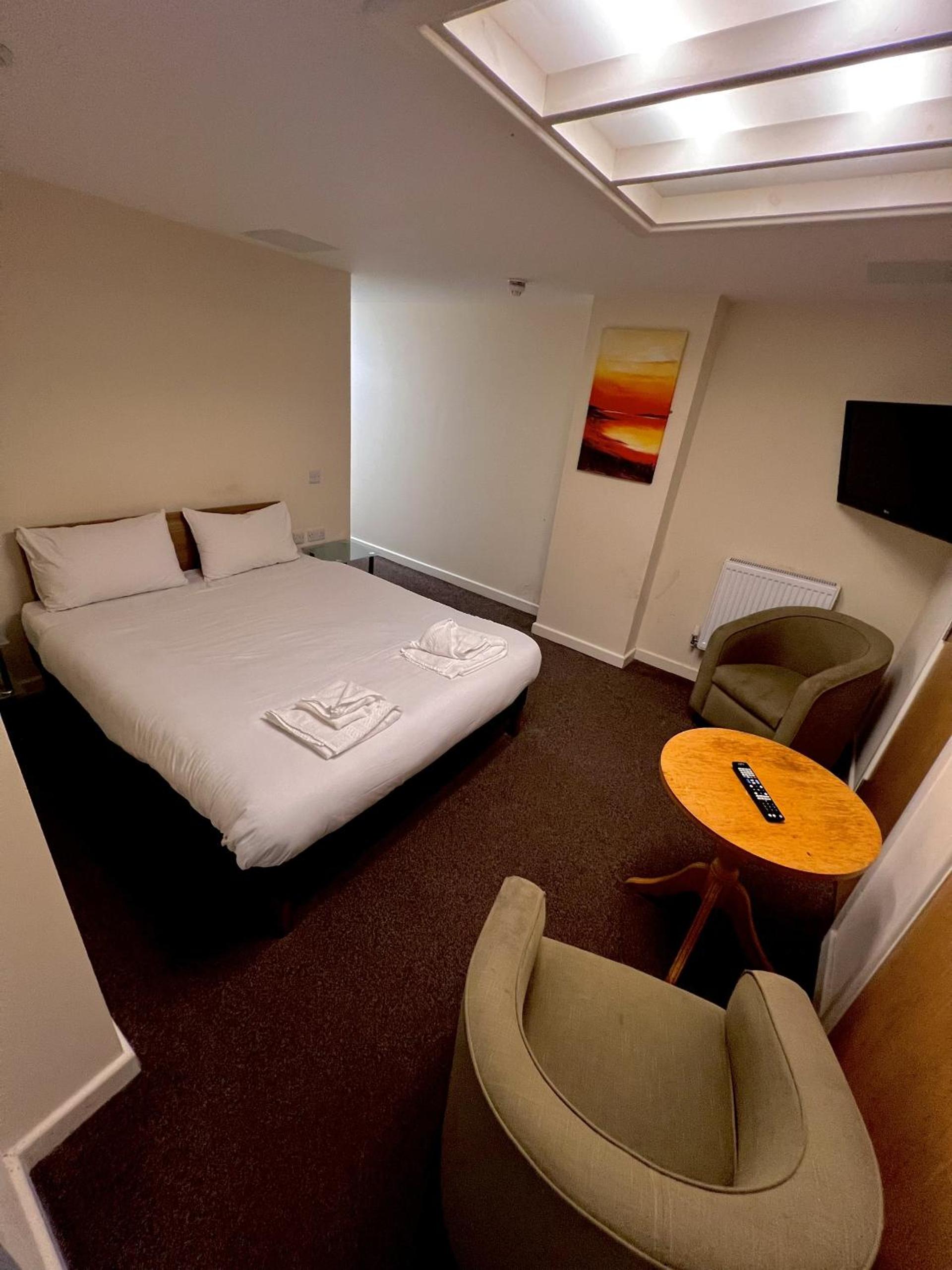 Small Double Room Without Window - Photo 1