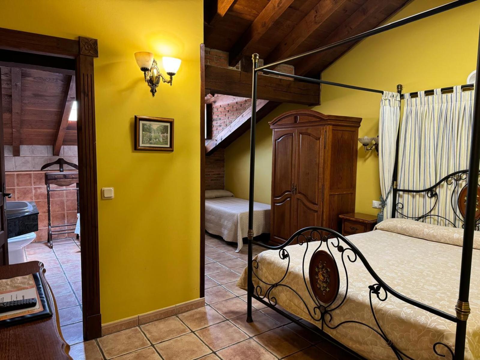 Quadruple Room with Bath photo 3