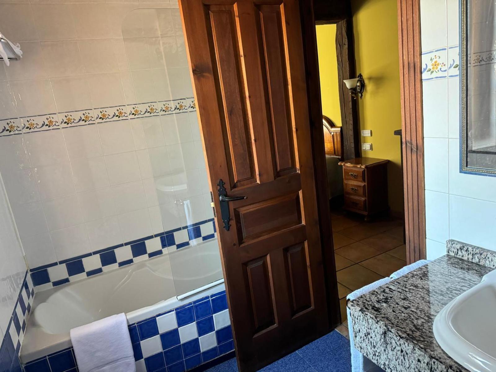 Family Room with Private Bathroom photo 3
