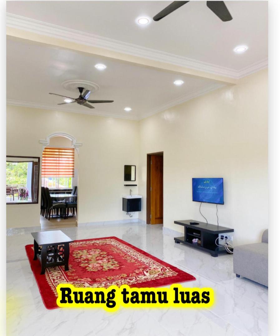 Three-Bedroom House photo 3