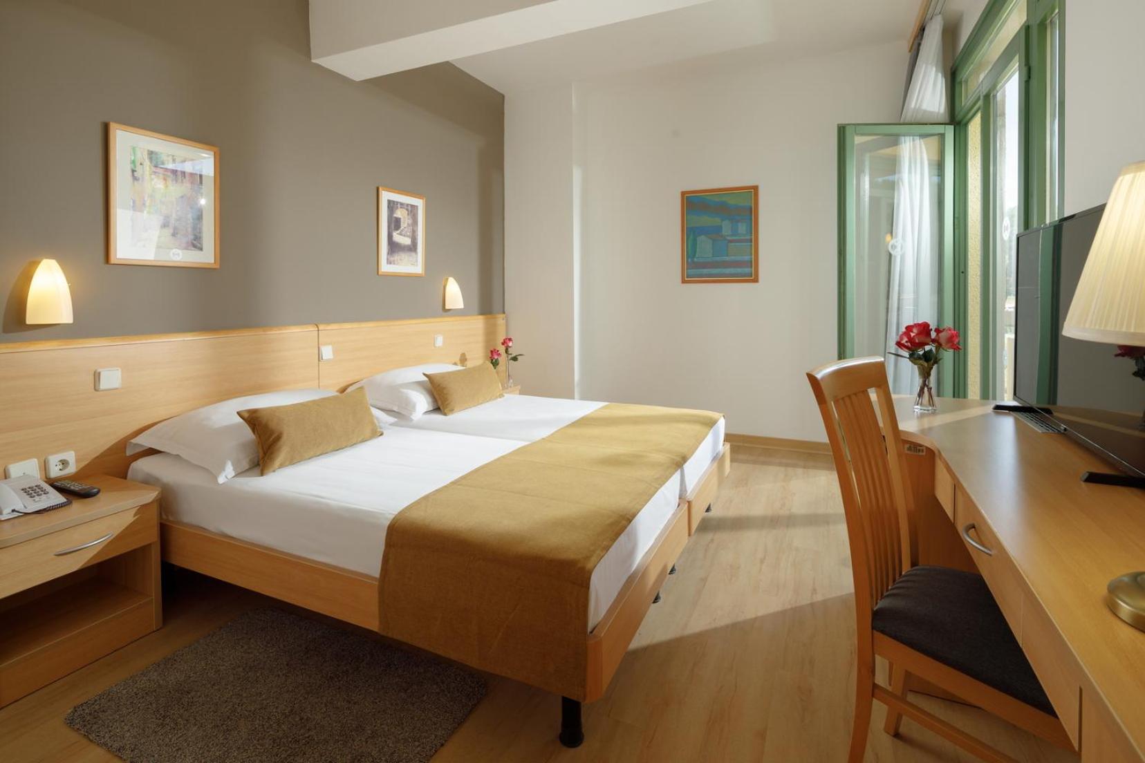 Suite with Balcony - Park Side - Photo 2