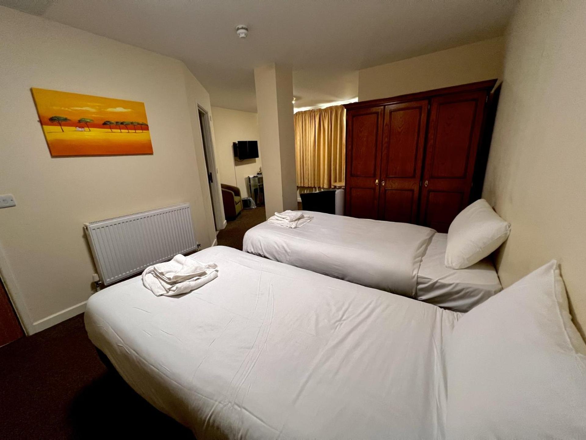 Small Twin Room Without Window - Photo 2