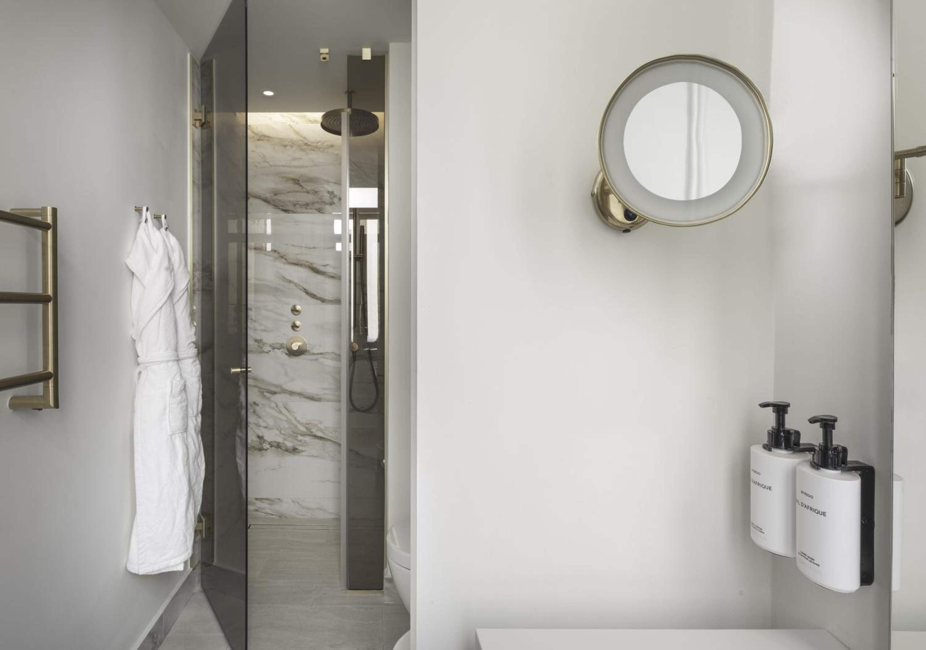 One-Bedroom Suite with Balcony - City Side thumbnail 5