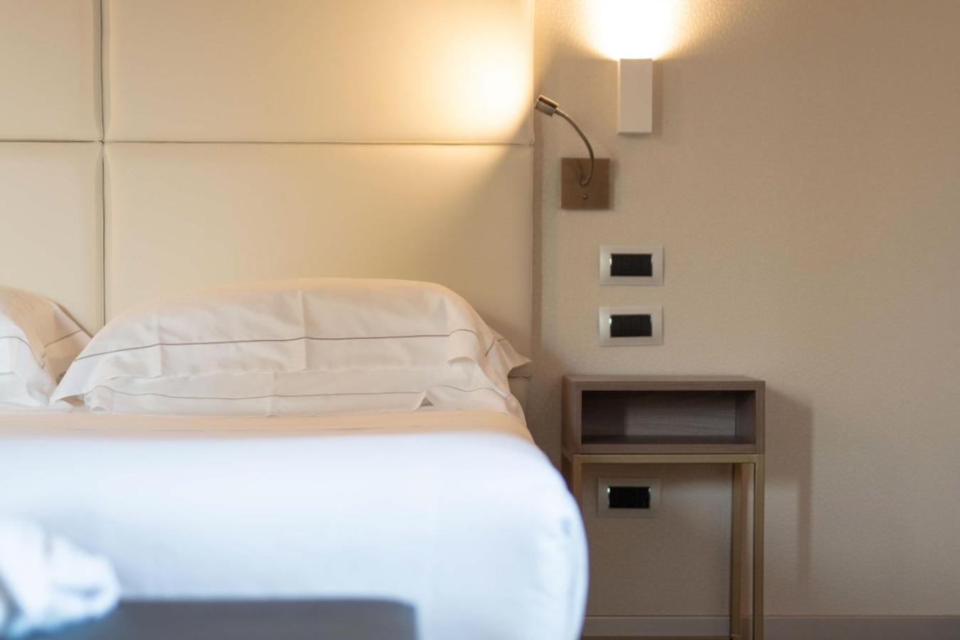 Deluxe King Room - Photo 17