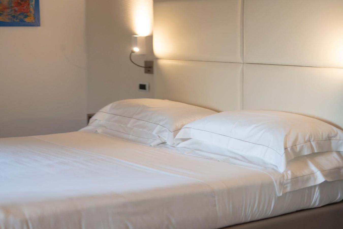 Deluxe King Room - Photo 18