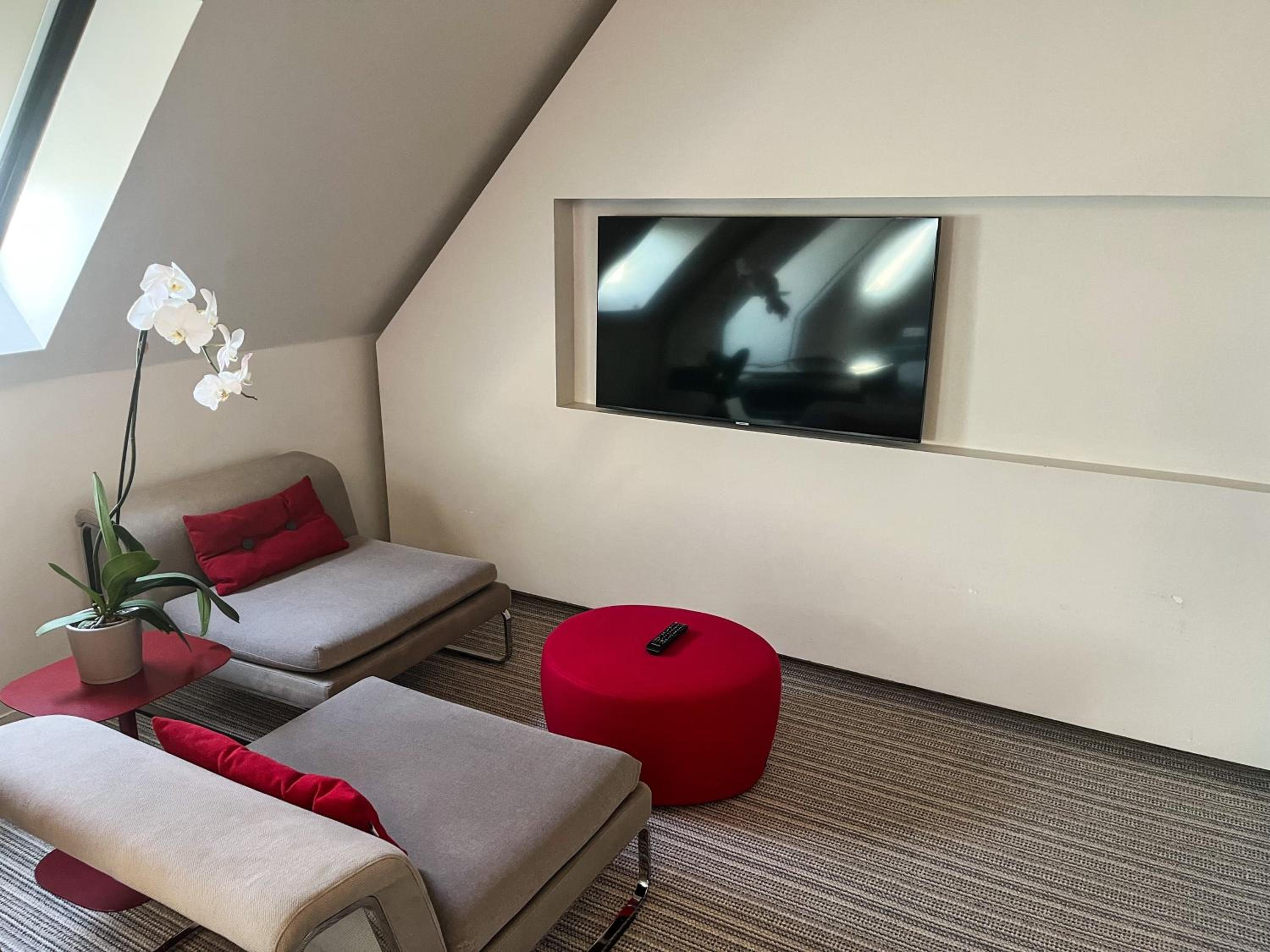 Junior Queen Suite - Photo 3