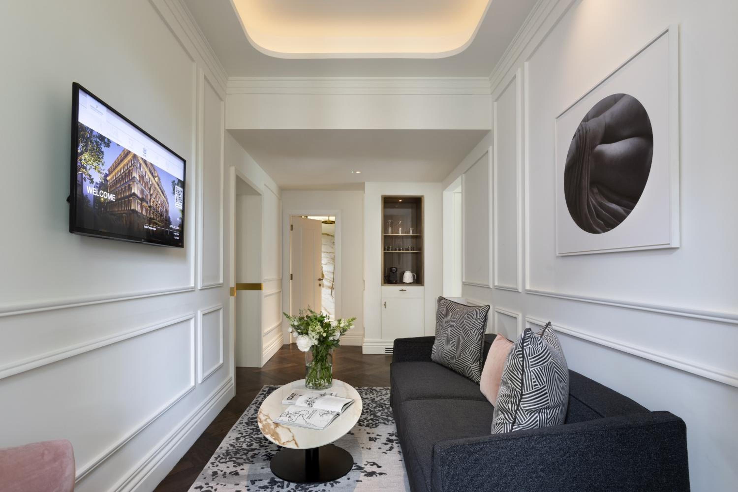 One-Bedroom Suite with Street View thumbnail 5