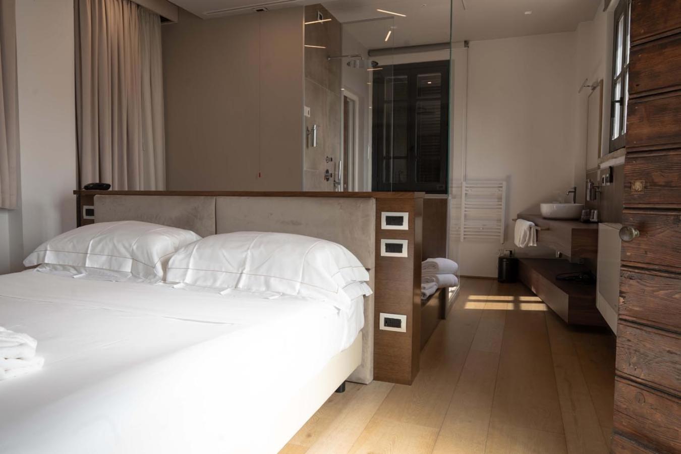 Junior Suite with Pool View photo 1