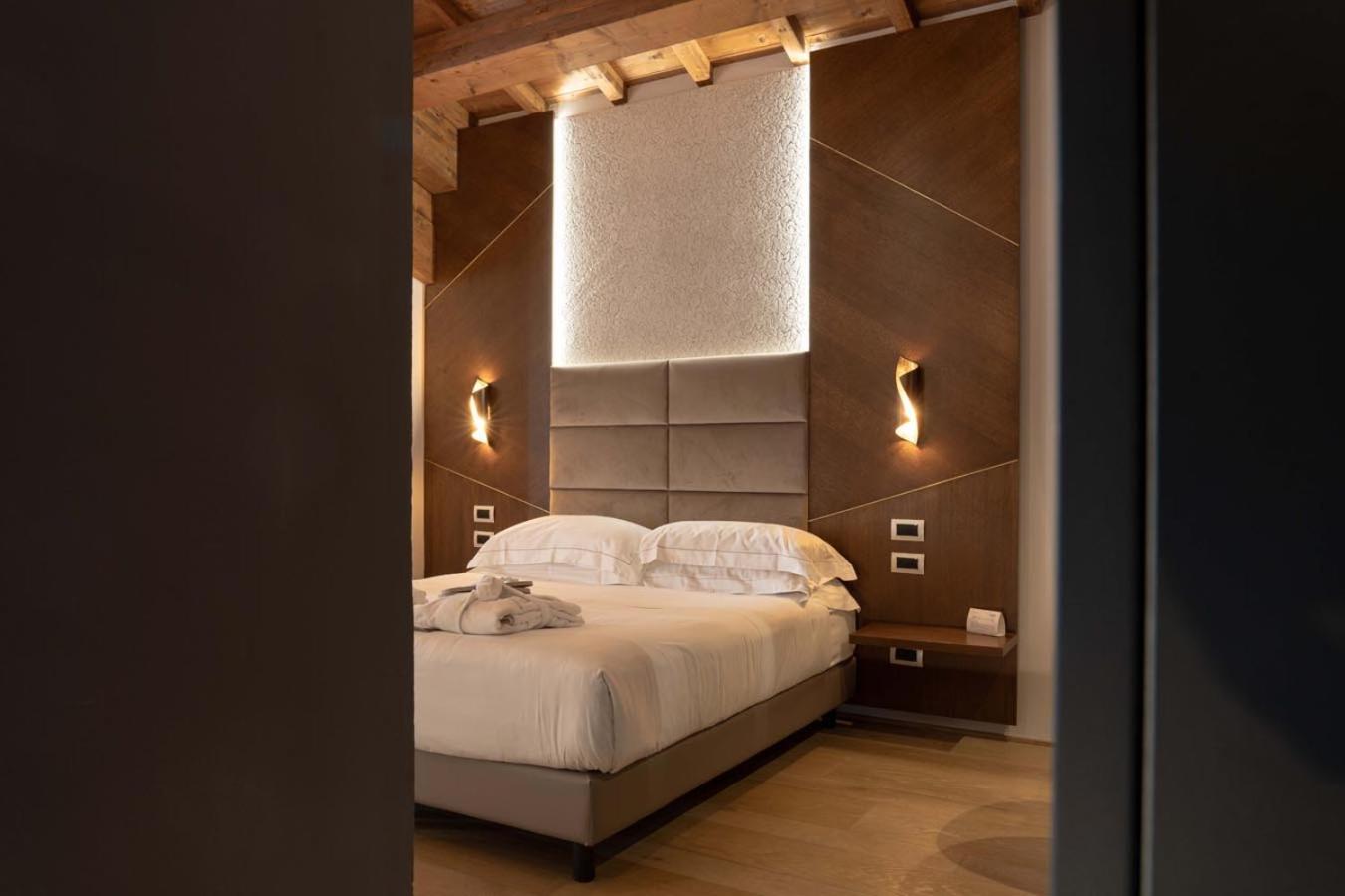 Suite with Pool View - Photo 13