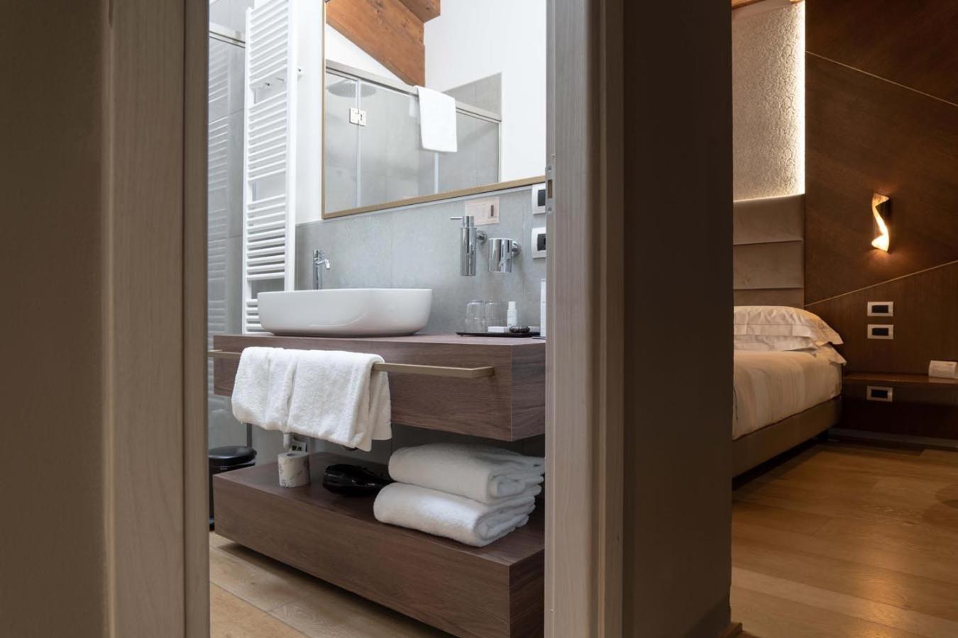 Suite with Pool View - Photo 6
