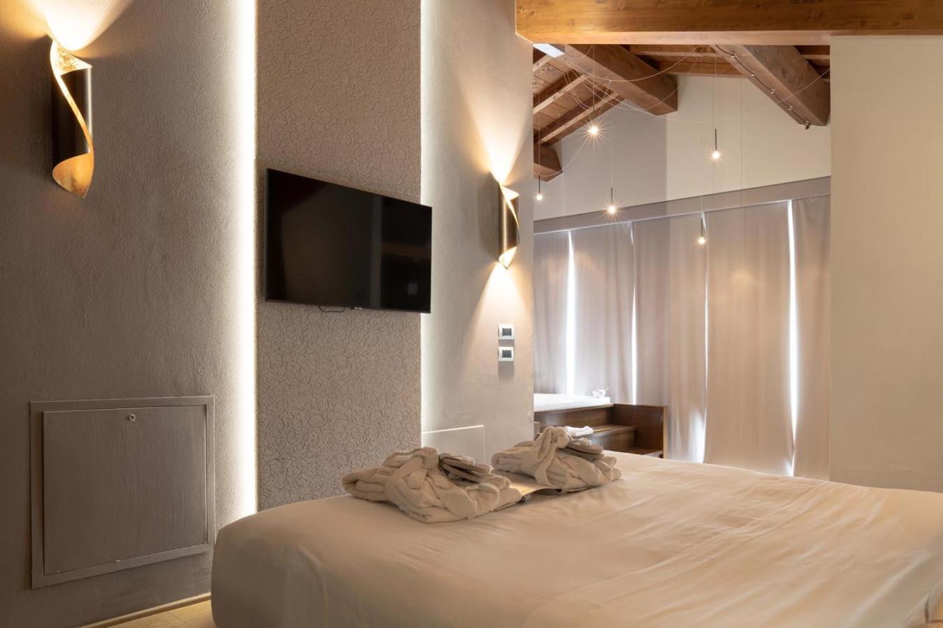 Suite with Pool View - Photo 16