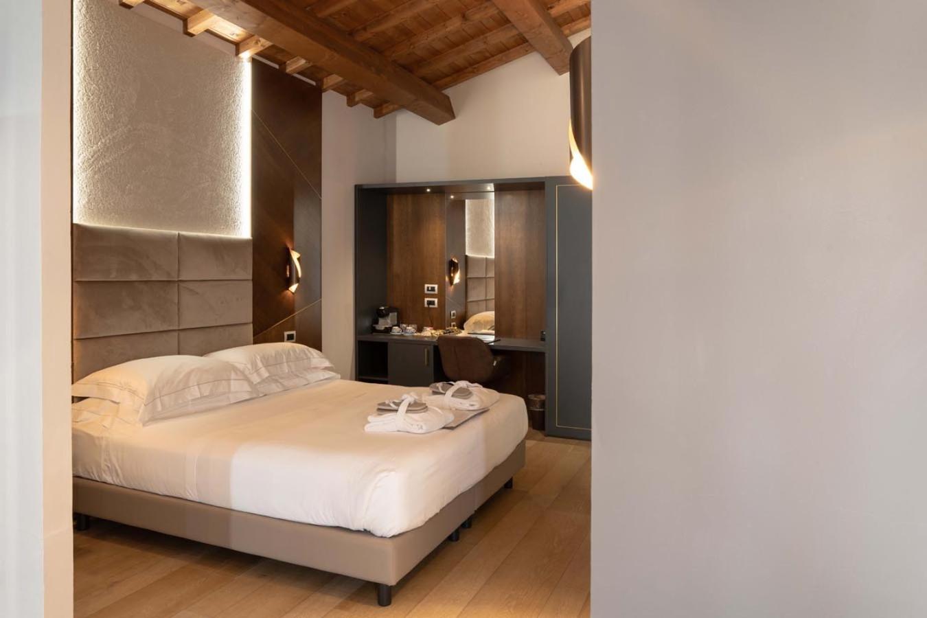 Suite with Pool View - Photo 15