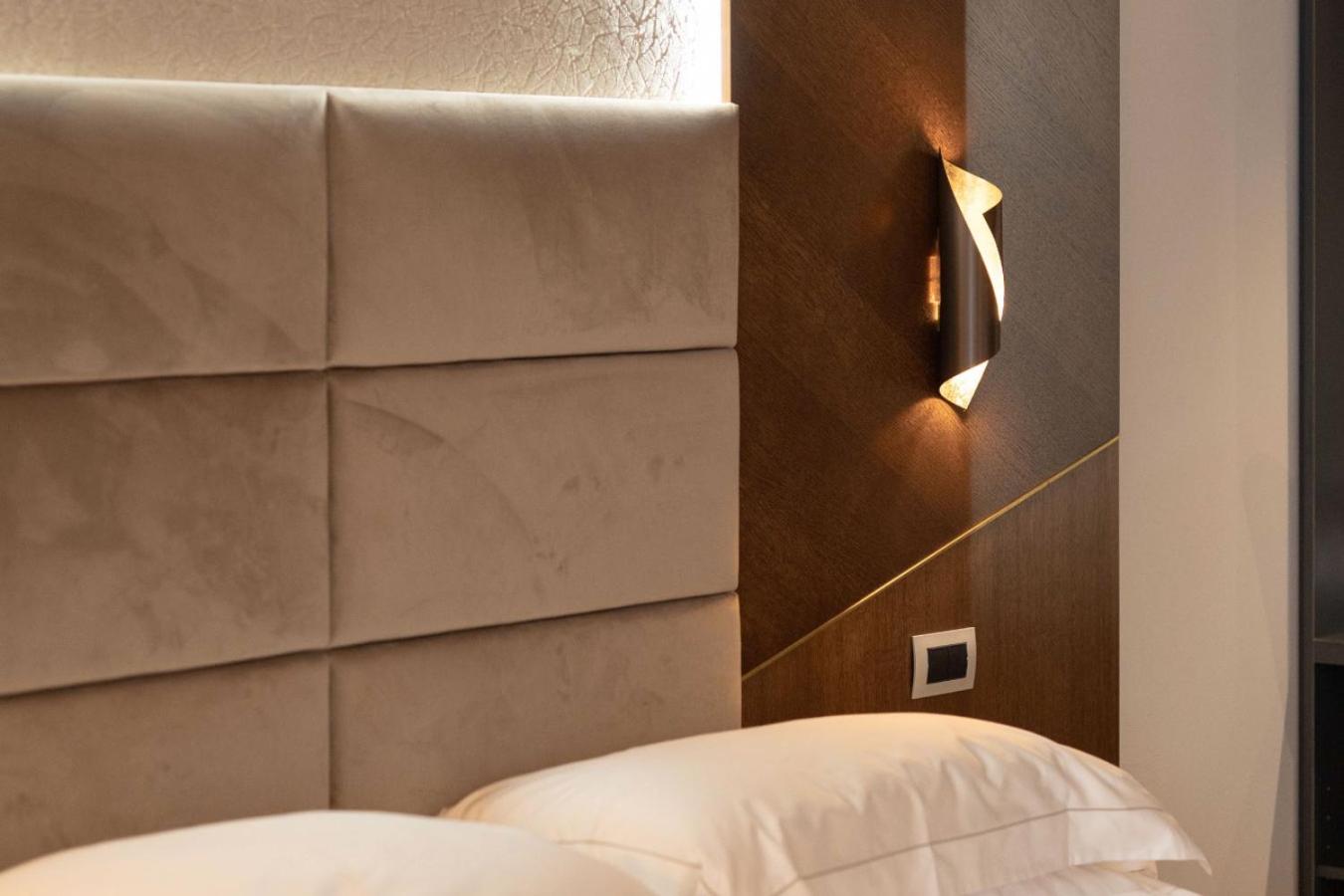 Suite with Pool View - Photo 2